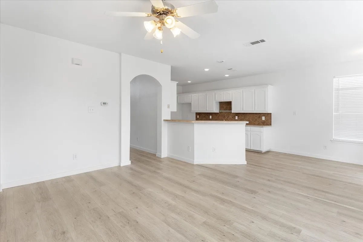 Single Family Residence For Sale in Dallas County , 8604 Secret Forest Drive, Dallas, Texas 75249, 4 Bedroom, 3 Bathroom, 2 Garage spaces, 2,477 Sqft, built in 2006, mls#21347868, Real Estate Agent in Dallas, Homes For Sale in Dallas county, Homes For Sale in Dallas, Realtor in Dallas Texas, Real Estate Brokerage Independent Realty Texas, Luminita Cordes Realtor
