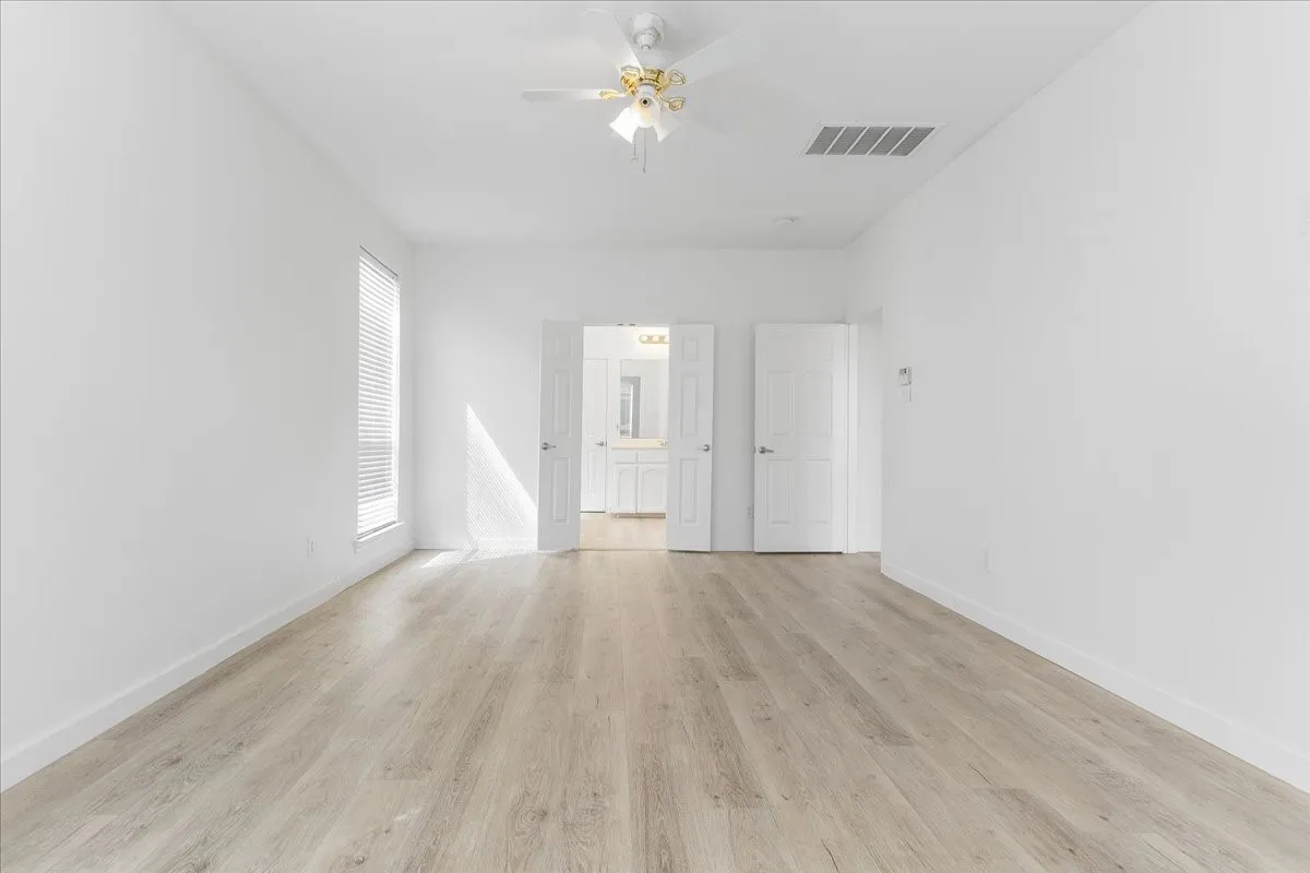 Single Family Residence For Sale in Dallas County , 8604 Secret Forest Drive, Dallas, Texas 75249, 4 Bedroom, 3 Bathroom, 2 Garage spaces, 2,477 Sqft, built in 2006, mls#21347868, Real Estate Agent in Dallas, Homes For Sale in Dallas county, Homes For Sale in Dallas, Realtor in Dallas Texas, Real Estate Brokerage Independent Realty Texas, Luminita Cordes Realtor
