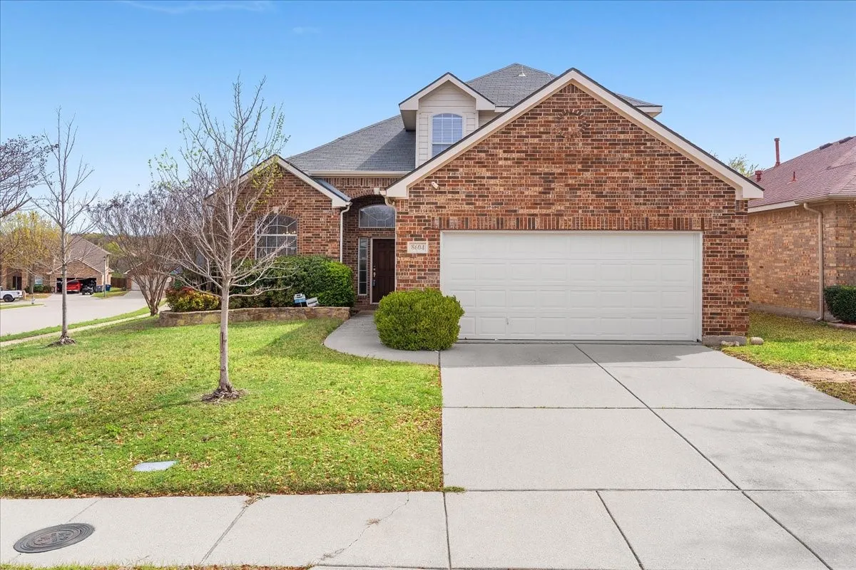 Single Family Residence For Sale in Dallas County , 8604 Secret Forest Drive, Dallas, Texas 75249, 4 Bedroom, 3 Bathroom, 2 Garage spaces, 2,477 Sqft, built in 2006, mls#21347868, Real Estate Agent in Dallas, Homes For Sale in Dallas county, Homes For Sale in Dallas, Realtor in Dallas Texas, Real Estate Brokerage Independent Realty Texas, Luminita Cordes Realtor