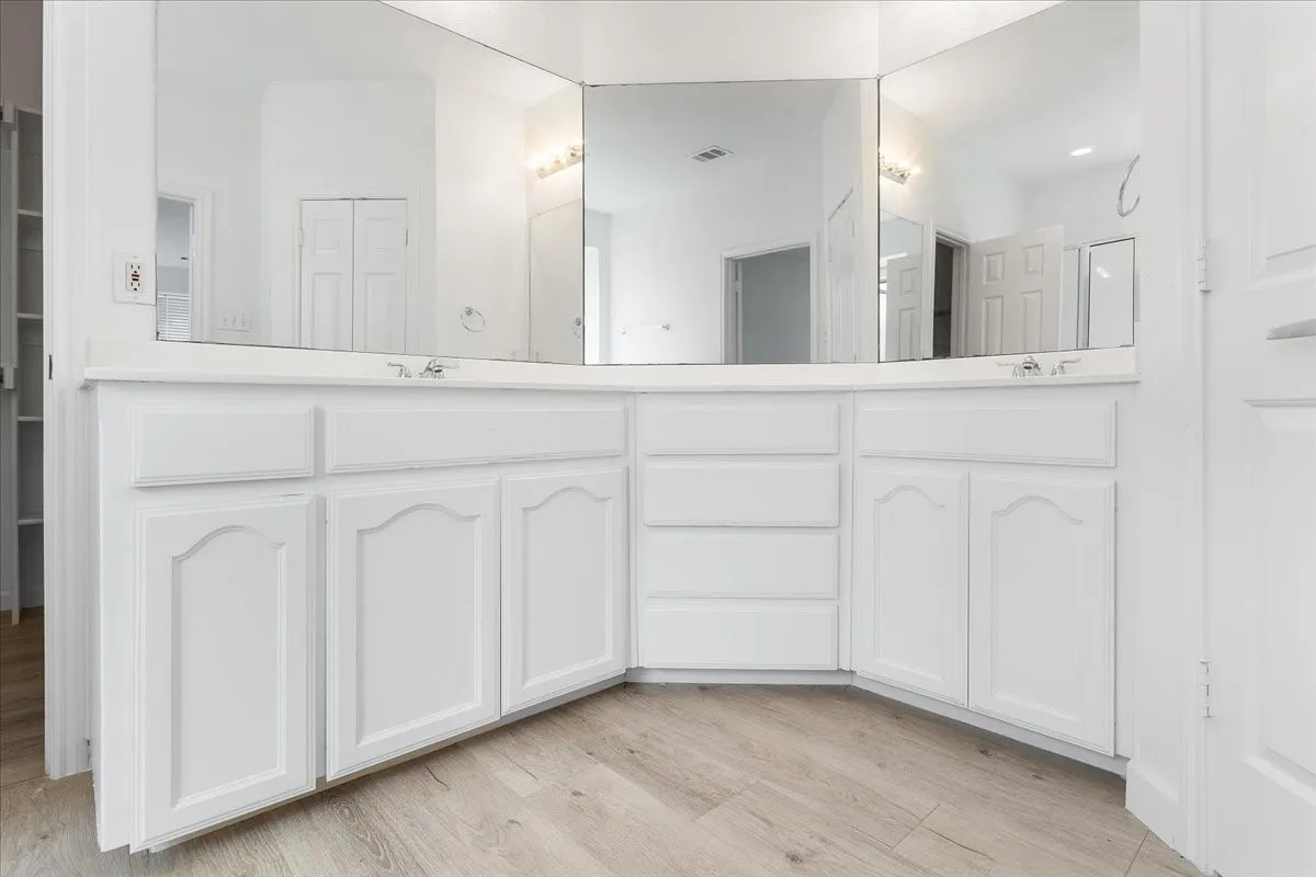 Single Family Residence For Sale in Dallas County , 8604 Secret Forest Drive, Dallas, Texas 75249, 4 Bedroom, 3 Bathroom, 2 Garage spaces, 2,477 Sqft, built in 2006, mls#21347868, Real Estate Agent in Dallas, Homes For Sale in Dallas county, Homes For Sale in Dallas, Realtor in Dallas Texas, Real Estate Brokerage Independent Realty Texas, Luminita Cordes Realtor