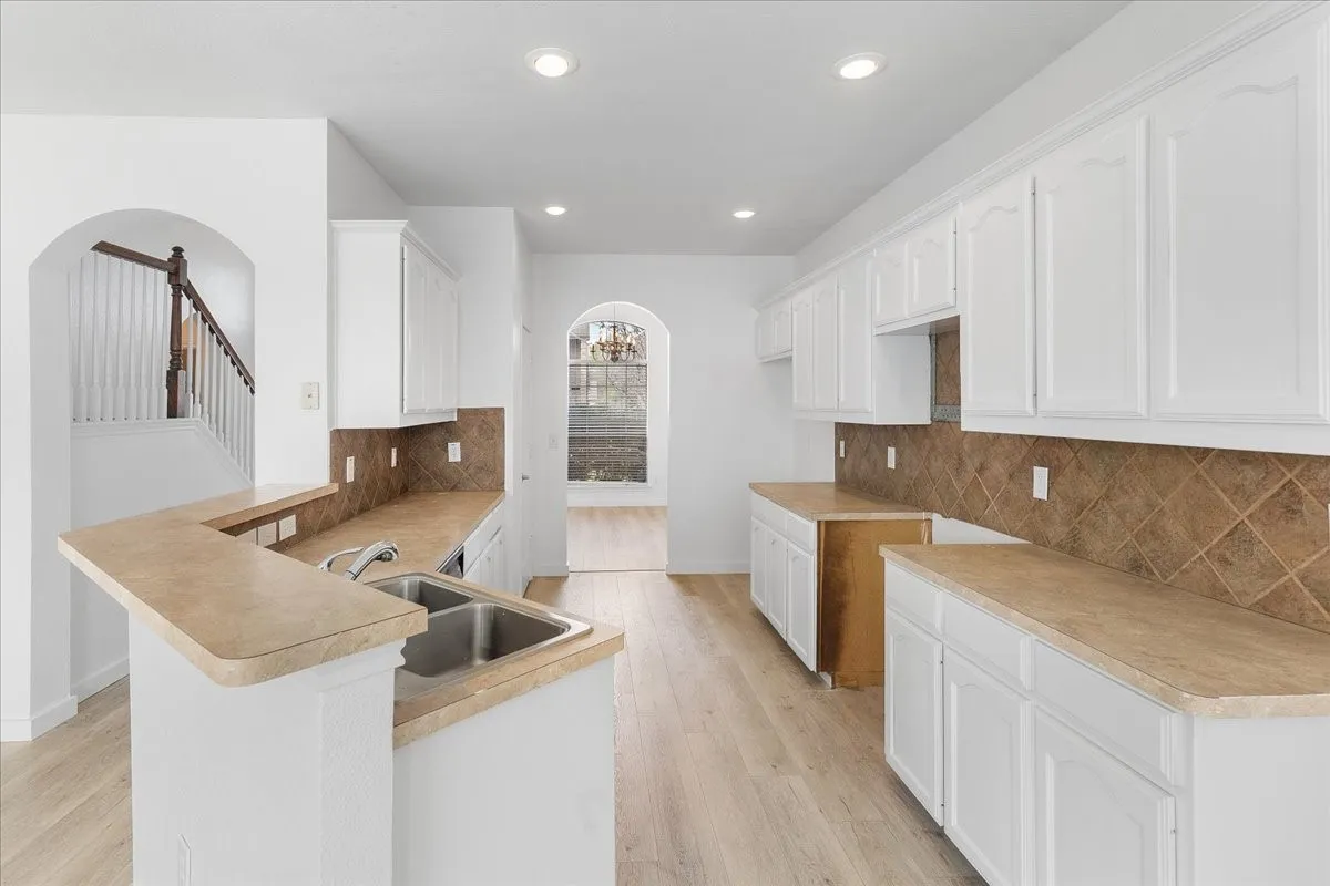 Single Family Residence For Sale in Dallas County , 8604 Secret Forest Drive, Dallas, Texas 75249, 4 Bedroom, 3 Bathroom, 2 Garage spaces, 2,477 Sqft, built in 2006, mls#21347868, Real Estate Agent in Dallas, Homes For Sale in Dallas county, Homes For Sale in Dallas, Realtor in Dallas Texas, Real Estate Brokerage Independent Realty Texas, Luminita Cordes Realtor