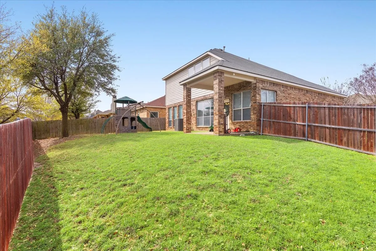 Single Family Residence For Sale in Dallas County , 8604 Secret Forest Drive, Dallas, Texas 75249, 4 Bedroom, 3 Bathroom, 2 Garage spaces, 2,477 Sqft, built in 2006, mls#21347868, Real Estate Agent in Dallas, Homes For Sale in Dallas county, Homes For Sale in Dallas, Realtor in Dallas Texas, Real Estate Brokerage Independent Realty Texas, Luminita Cordes Realtor