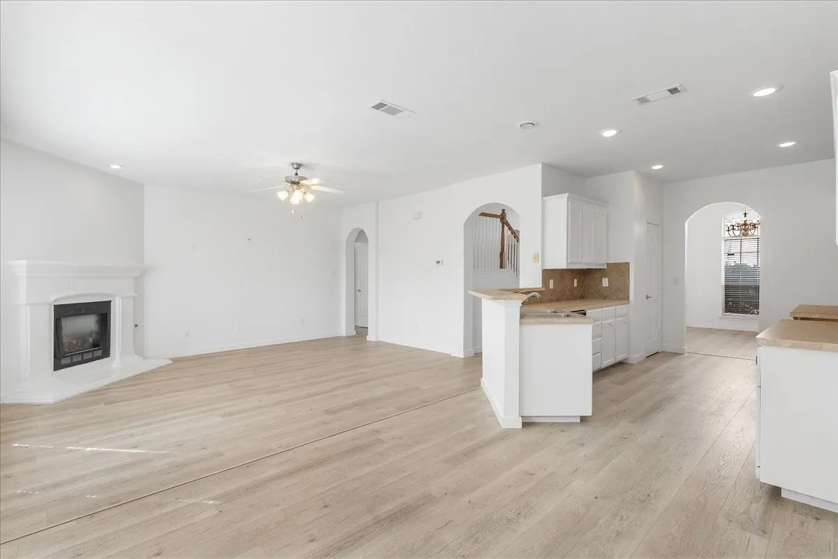 Single Family Residence For Sale in Dallas County , 8604 Secret Forest Drive, Dallas, Texas 75249, 4 Bedroom, 3 Bathroom, 2 Garage spaces, 2,477 Sqft, built in 2006, mls#21347868, Real Estate Agent in Dallas, Homes For Sale in Dallas county, Homes For Sale in Dallas, Realtor in Dallas Texas, Real Estate Brokerage Independent Realty Texas, Luminita Cordes Realtor