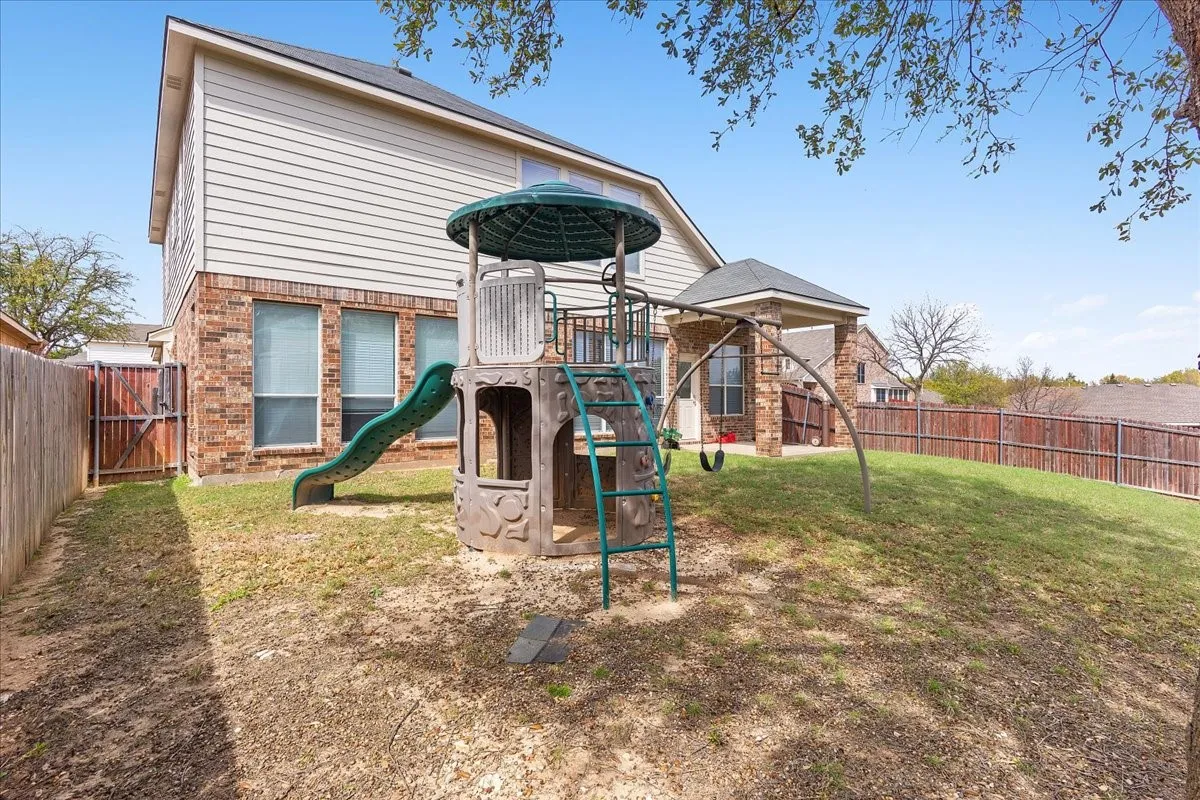 Single Family Residence For Sale in Dallas County , 8604 Secret Forest Drive, Dallas, Texas 75249, 4 Bedroom, 3 Bathroom, 2 Garage spaces, 2,477 Sqft, built in 2006, mls#21347868, Real Estate Agent in Dallas, Homes For Sale in Dallas county, Homes For Sale in Dallas, Realtor in Dallas Texas, Real Estate Brokerage Independent Realty Texas, Luminita Cordes Realtor