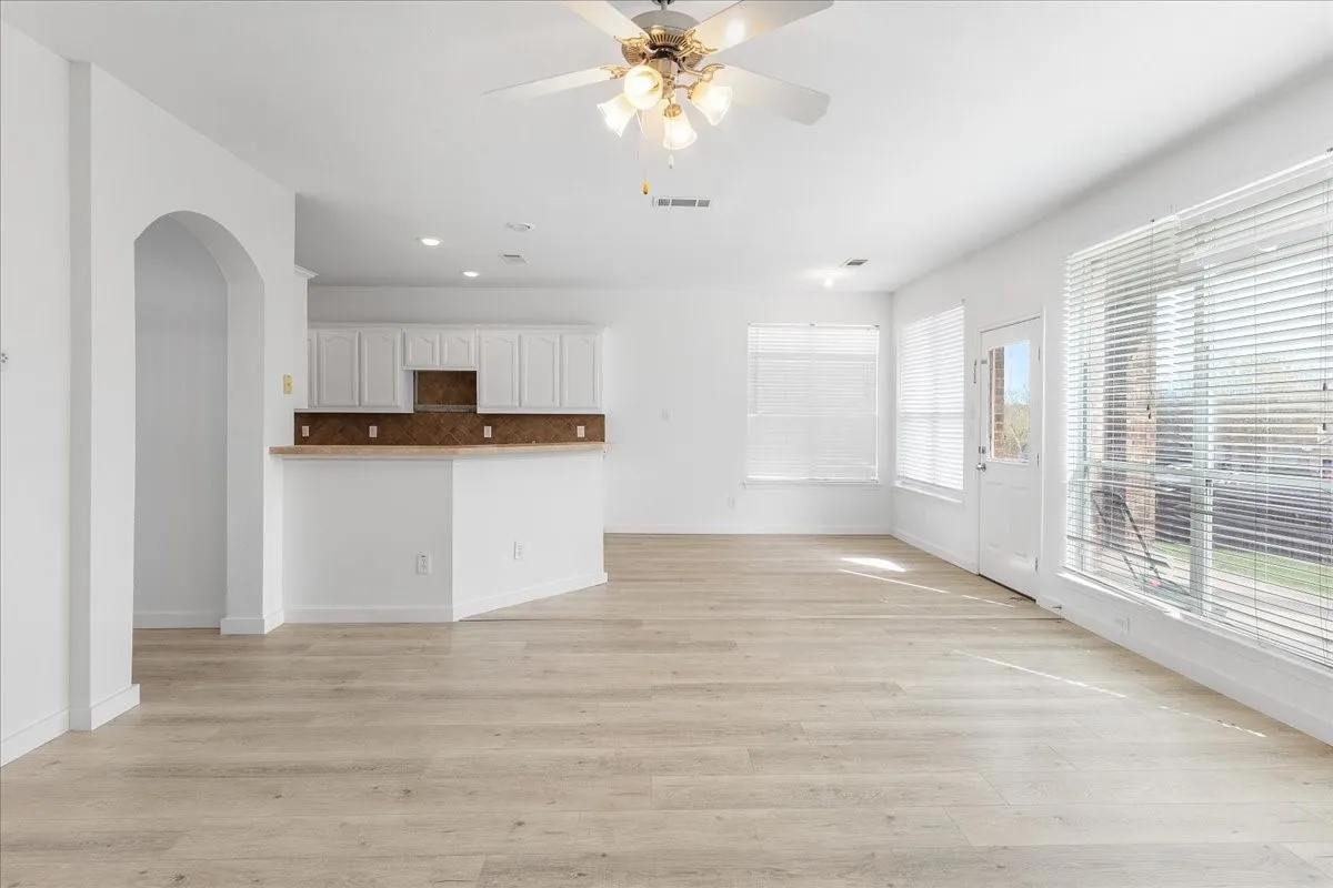 Single Family Residence For Sale in Dallas County , 8604 Secret Forest Drive, Dallas, Texas 75249, 4 Bedroom, 3 Bathroom, 2 Garage spaces, 2,477 Sqft, built in 2006, mls#21347868, Real Estate Agent in Dallas, Homes For Sale in Dallas county, Homes For Sale in Dallas, Realtor in Dallas Texas, Real Estate Brokerage Independent Realty Texas, Luminita Cordes Realtor