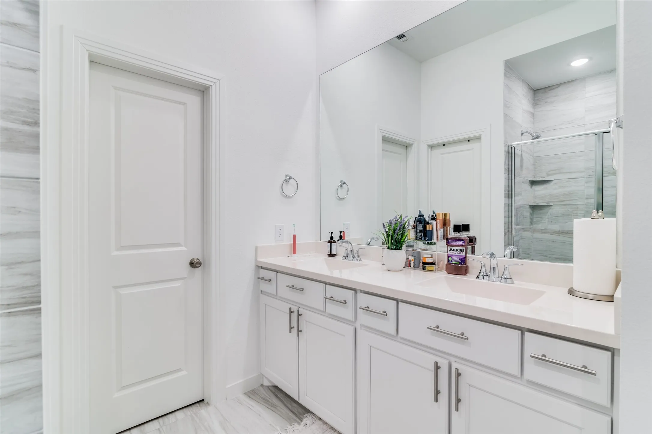 Townhouse For Rent in Kaufman County , 1118 Queensdown Way, Forney, Texas 75126, 3 Bedroom, 3 Bathroom, 2 Garage spaces, 2,019 Sqft, built in 2022, mls#21347582, Real Estate Agent in Forney, Homes For Rent in Kaufman county, Homes For Rent in Forney, Realtor in Forney Texas, Real Estate Brokerage Independent Realty Texas, Luminita Cordes Realtor