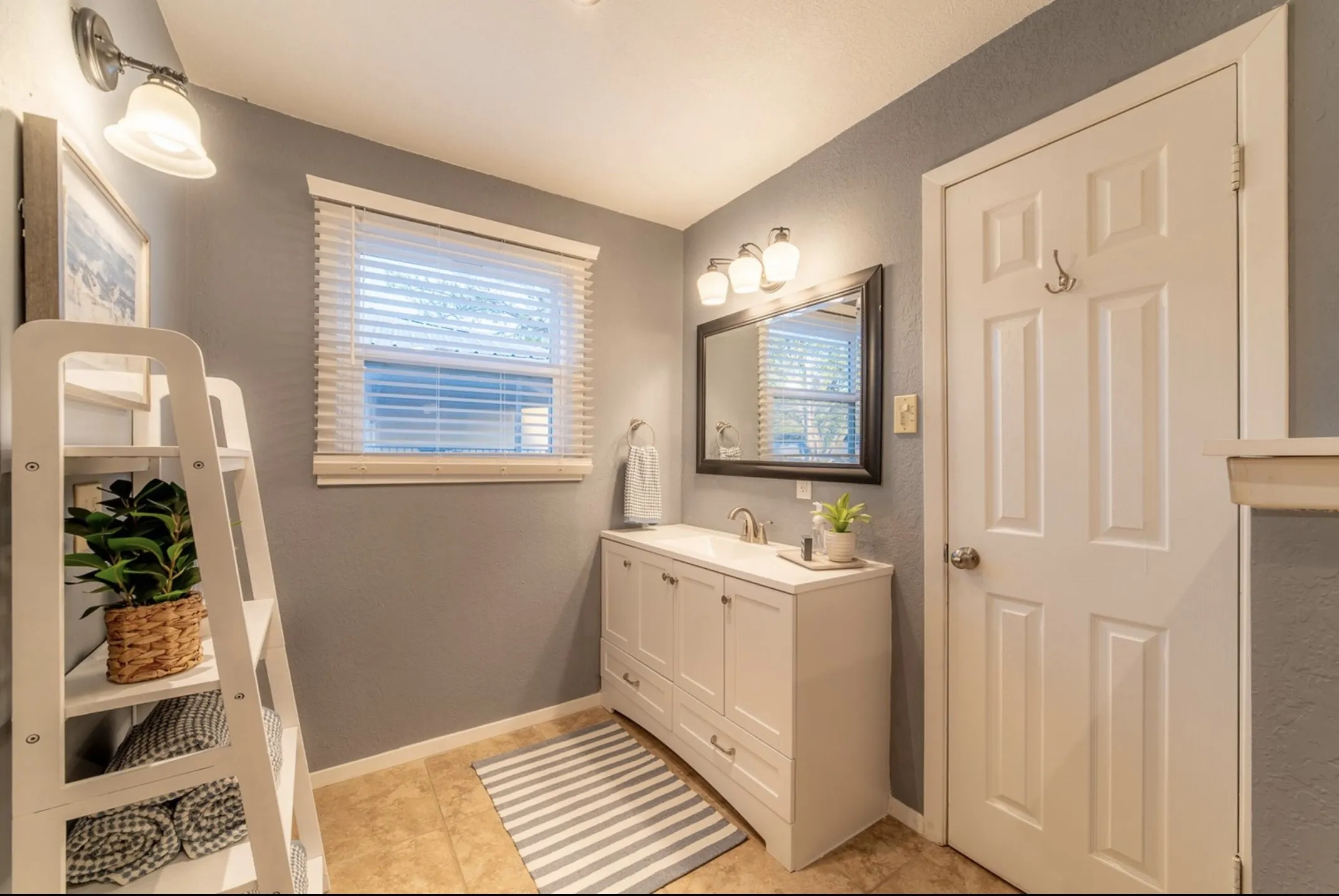 Single Family Residence For Sale in Tarrant County , 6771 Briar Road, Azle, Texas 76020, 5 Bedroom, 5 Bathroom, Garage spaces, 2,356 Sqft, built in 1970, mls#21346439, Real Estate Agent in Azle, Homes For Sale in Tarrant county, Homes For Sale in Azle, Realtor in Azle Texas, Real Estate Brokerage Independent Realty Texas, Luminita Cordes Realtor