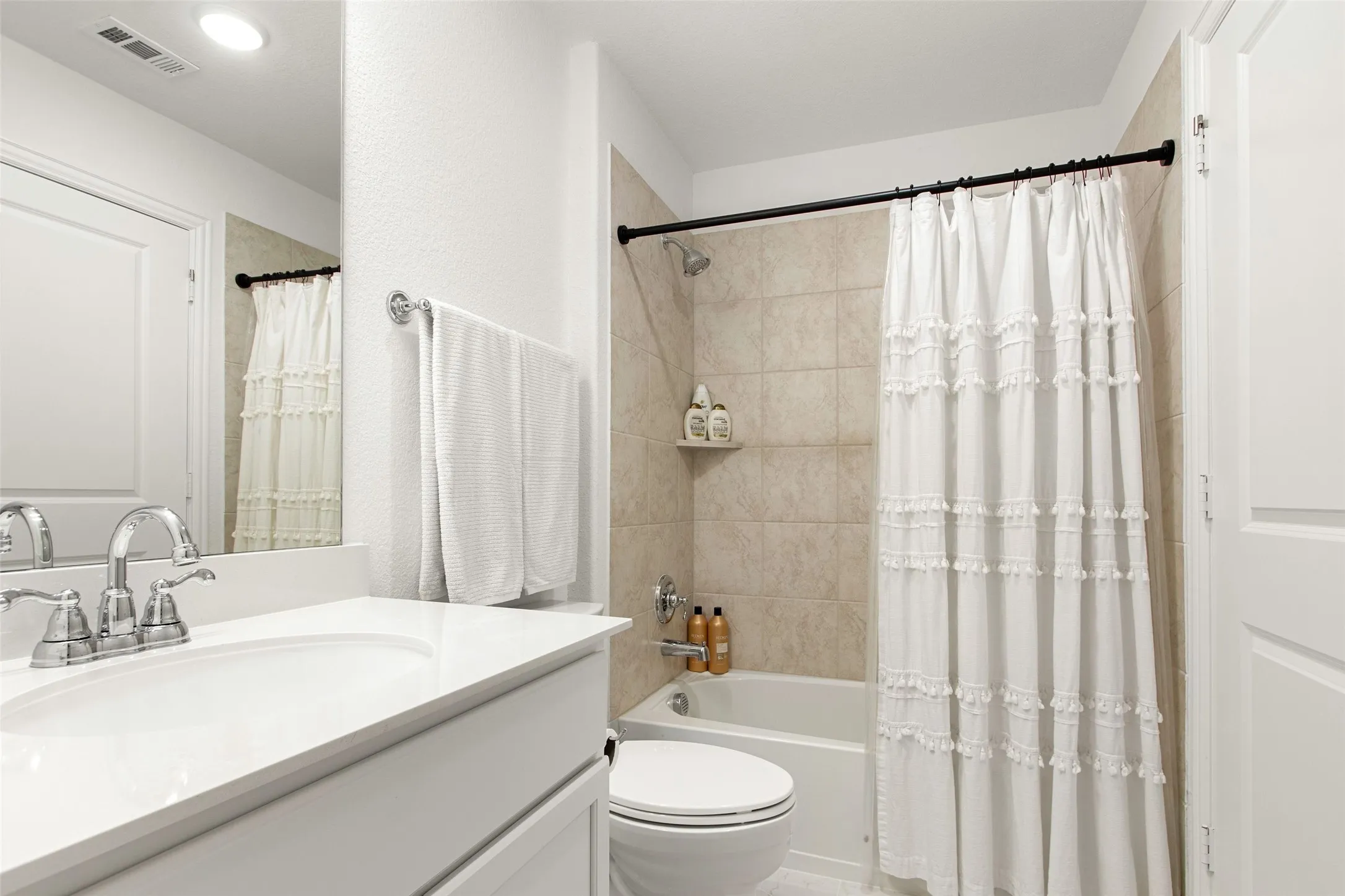 Single Family Residence For Rent in Collin County , 1429 Ross Avenue, Celina, Texas 75009, 4 Bedroom, 4 Bathroom, 2 Garage spaces, 2,821 Sqft, built in 2021, mls#21346026, Real Estate Agent in Celina, Homes For Rent in Collin county, Homes For Rent in Celina, Realtor in Celina Texas, Real Estate Brokerage Independent Realty Texas, Luminita Cordes Realtor
