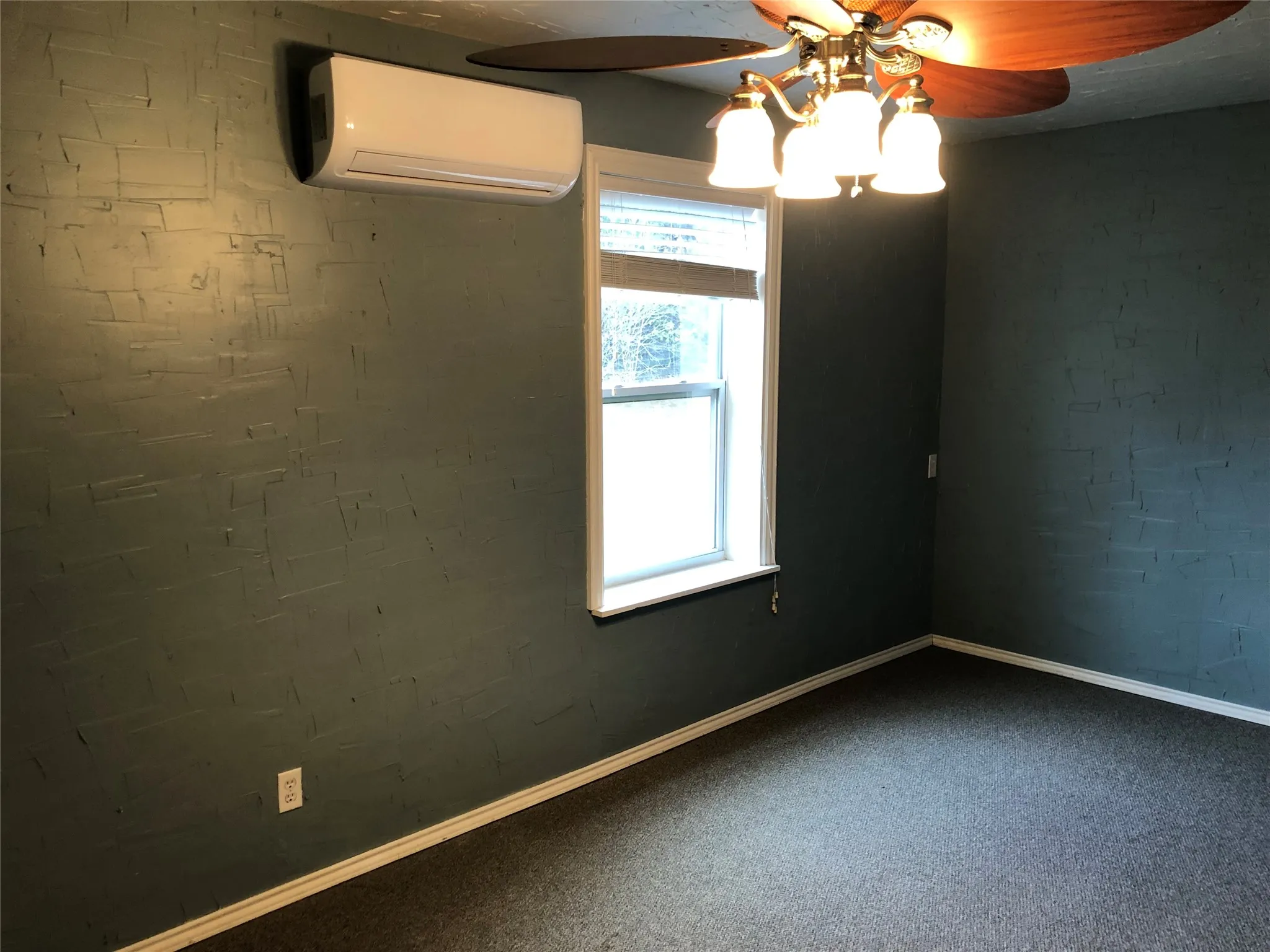 Single Family Residence For Sale in Parker County , 345 Karbo Lane, Weatherford, Texas 76085, 1 Bedroom, 1 Bathroom, Garage spaces, 1,600 Sqft, built in 2002, Price $550,000, mls#21347801, Real Estate Agent in Weatherford, Homes For Sale in Parker county, Homes For Sale in Weatherford, Realtor in Weatherford Texas, Real Estate Brokerage Independent Realty Texas, Luminita Cordes Realtor