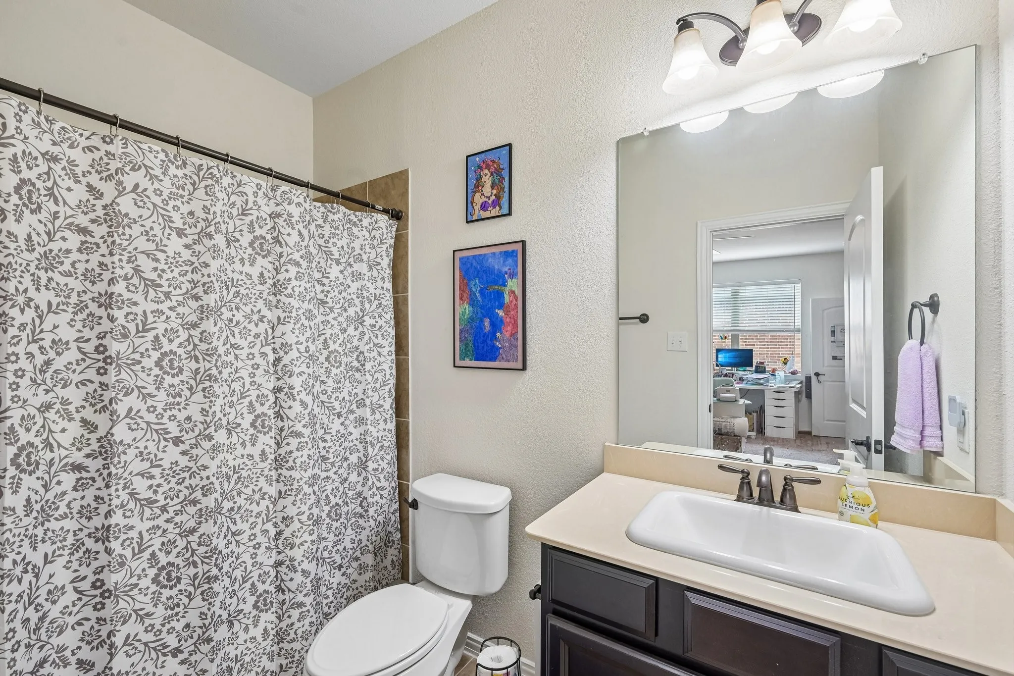 Upstairs ensuite full bathroom