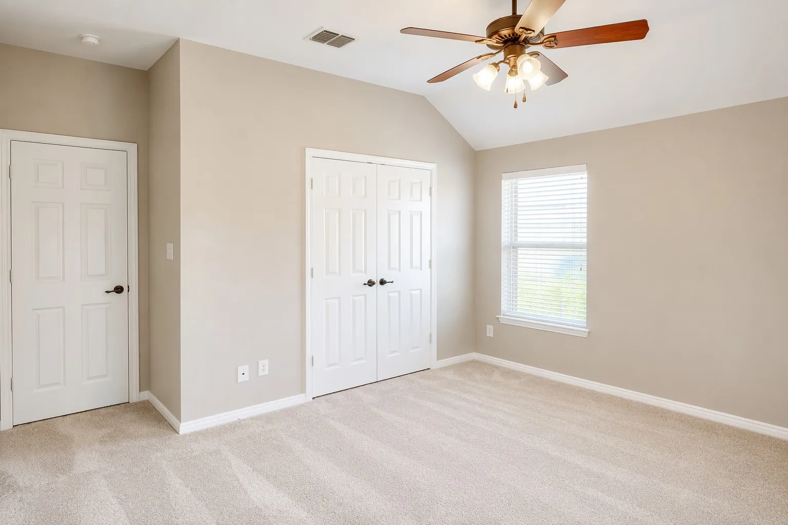 Vaulted ceiling with an installed ceiling fan and light fixture