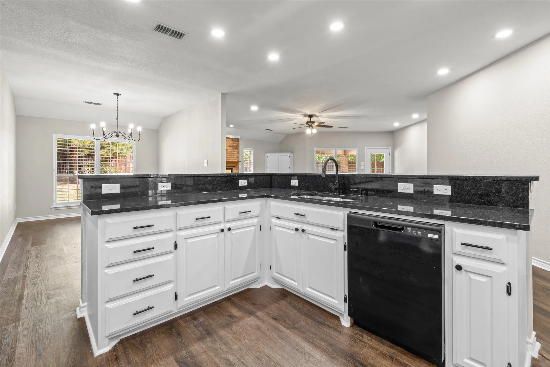 Single Family Residence For Sale in Taylor County , 6134 Laurel Court, Abilene, Texas 79606, 4 Bedroom, 3 Bathroom, 2 Garage spaces, 2,539 Sqft, built in 1997, mls#21347805, Real Estate Agent in Abilene, Homes For Sale in Taylor county, Homes For Sale in Abilene, Realtor in Abilene Texas, Real Estate Brokerage Independent Realty Texas, Luminita Cordes Realtor