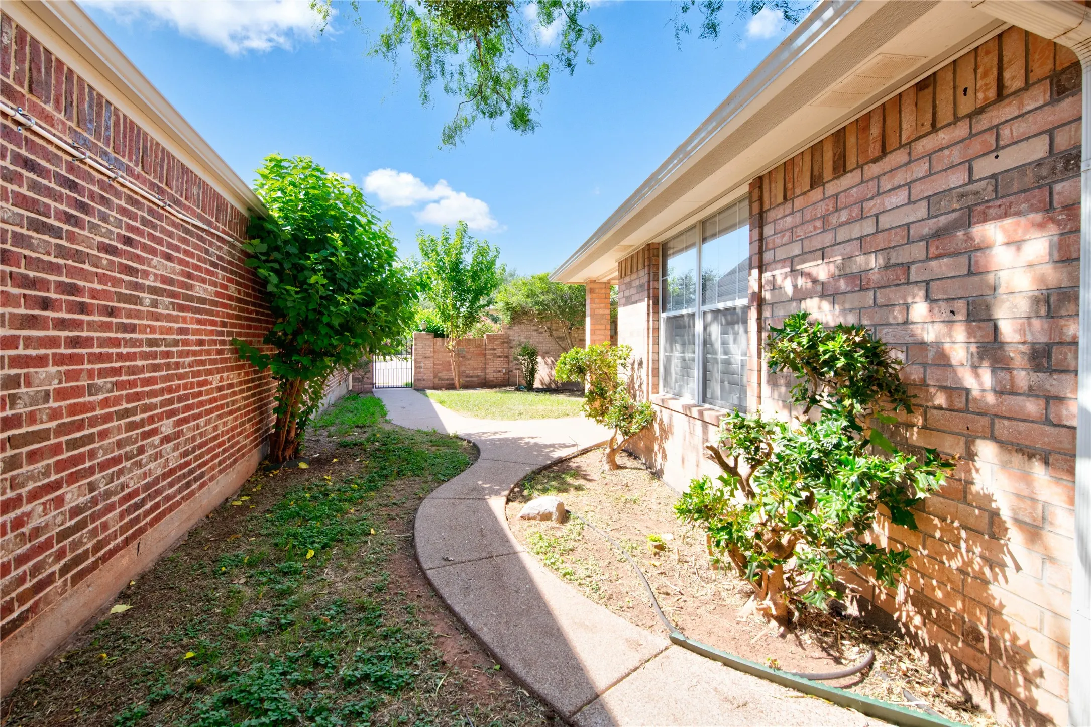 Single Family Residence For Sale in Taylor County , 6134 Laurel Court, Abilene, Texas 79606, 4 Bedroom, 3 Bathroom, 2 Garage spaces, 2,539 Sqft, built in 1997, mls#21347805, Real Estate Agent in Abilene, Homes For Sale in Taylor county, Homes For Sale in Abilene, Realtor in Abilene Texas, Real Estate Brokerage Independent Realty Texas, Luminita Cordes Realtor