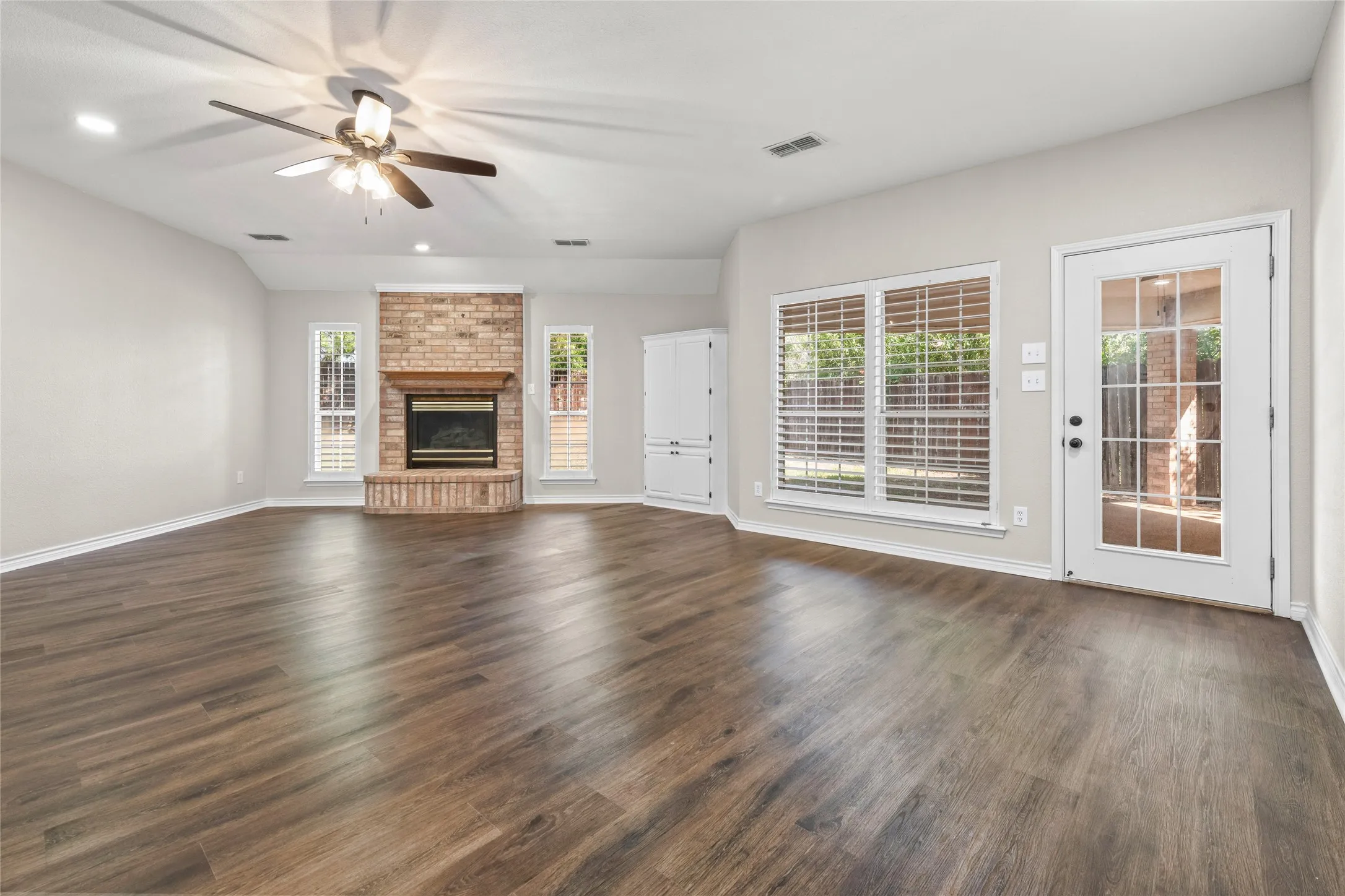 Single Family Residence For Sale in Taylor County , 6134 Laurel Court, Abilene, Texas 79606, 4 Bedroom, 3 Bathroom, 2 Garage spaces, 2,539 Sqft, built in 1997, mls#21347805, Real Estate Agent in Abilene, Homes For Sale in Taylor county, Homes For Sale in Abilene, Realtor in Abilene Texas, Real Estate Brokerage Independent Realty Texas, Luminita Cordes Realtor