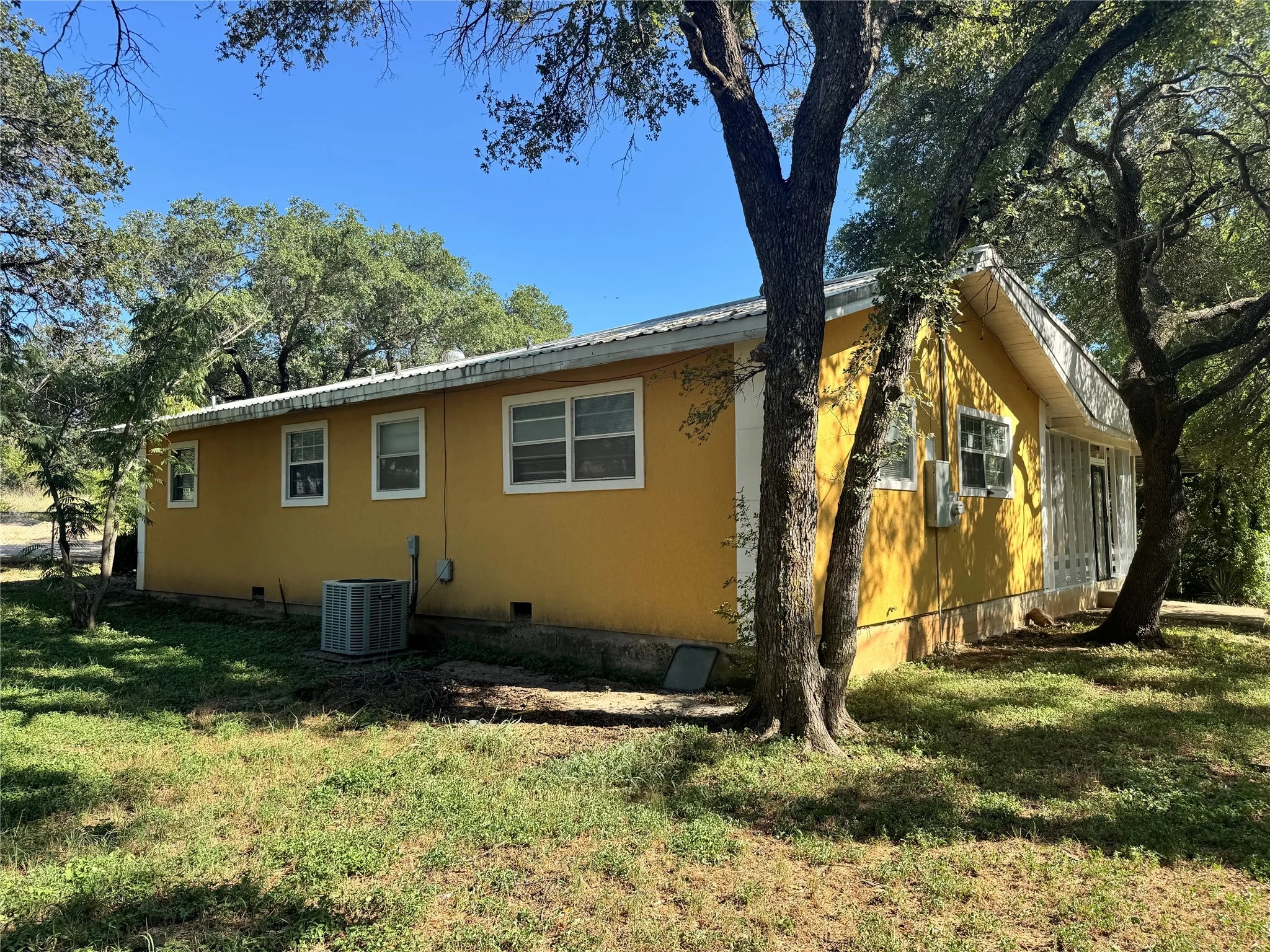 Single Family Residence For Sale in Brown County , 6904 Clover Leaf Drive, Brownwood, Texas 76801, 3 Bedroom, 3 Bathroom, Garage spaces, 1,800 Sqft, built in 0, mls#21347497, Real Estate Agent in Brownwood, Homes For Sale in Brown county, Homes For Sale in Brownwood, Realtor in Brownwood Texas, Real Estate Brokerage Independent Realty Texas, Luminita Cordes Realtor