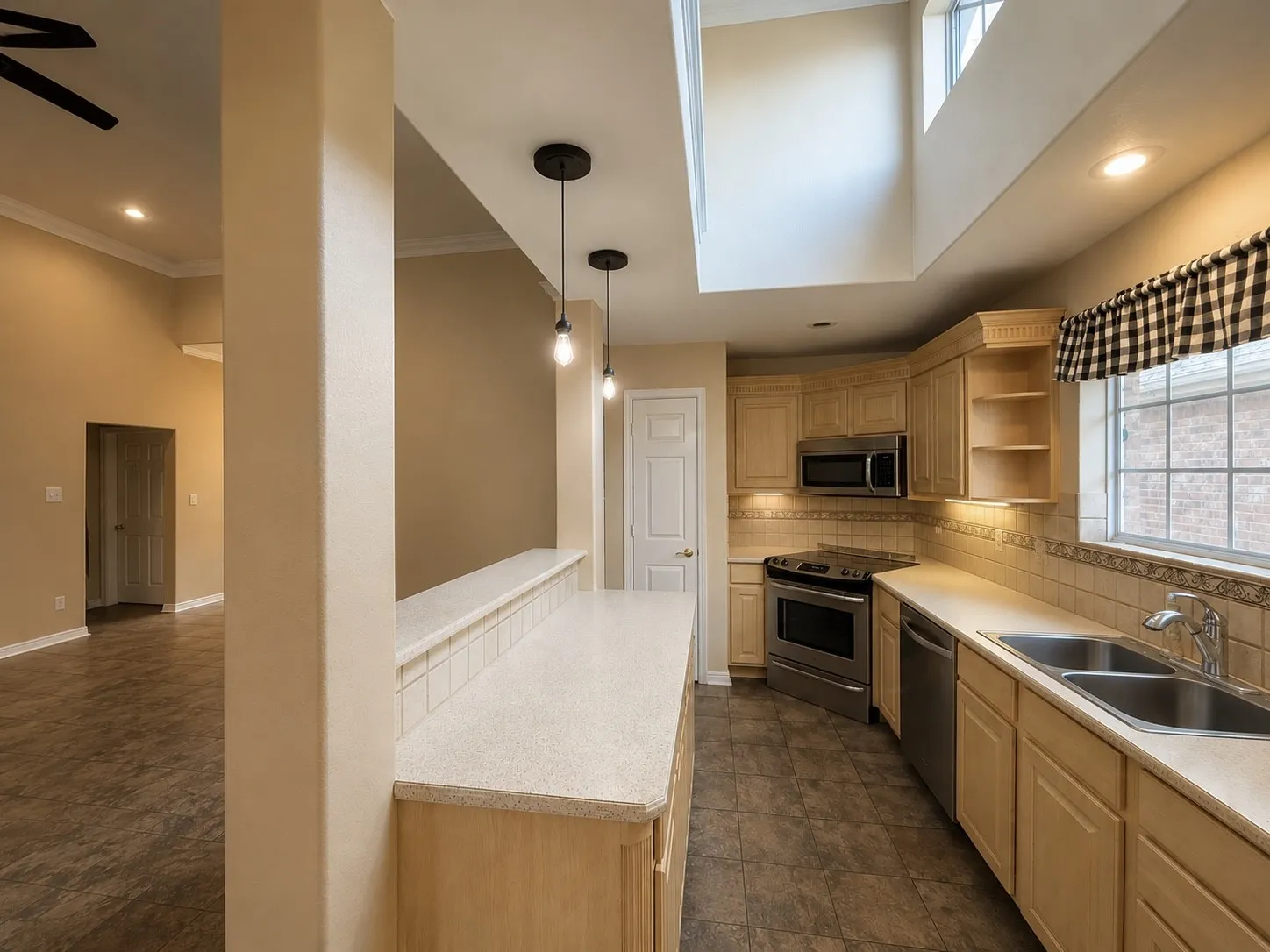 Single Family Residence For Sale in Kaufman County , 17506 Country Club Drive, Kemp, Texas 75143, 4 Bedroom, 2 Bathroom, 2 Garage spaces, 1,960 Sqft, built in 2000, mls#21347896, Real Estate Agent in Kemp, Homes For Sale in Kaufman county, Homes For Sale in Kemp, Realtor in Kemp Texas, Real Estate Brokerage Independent Realty Texas, Luminita Cordes Realtor