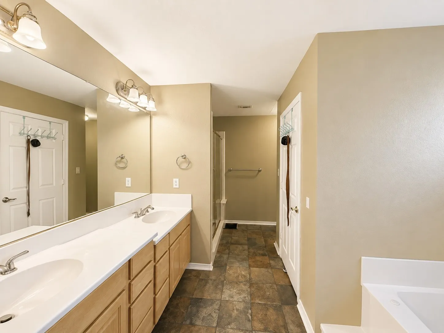 Single Family Residence For Sale in Kaufman County , 17506 Country Club Drive, Kemp, Texas 75143, 4 Bedroom, 2 Bathroom, 2 Garage spaces, 1,960 Sqft, built in 2000, mls#21347896, Real Estate Agent in Kemp, Homes For Sale in Kaufman county, Homes For Sale in Kemp, Realtor in Kemp Texas, Real Estate Brokerage Independent Realty Texas, Luminita Cordes Realtor