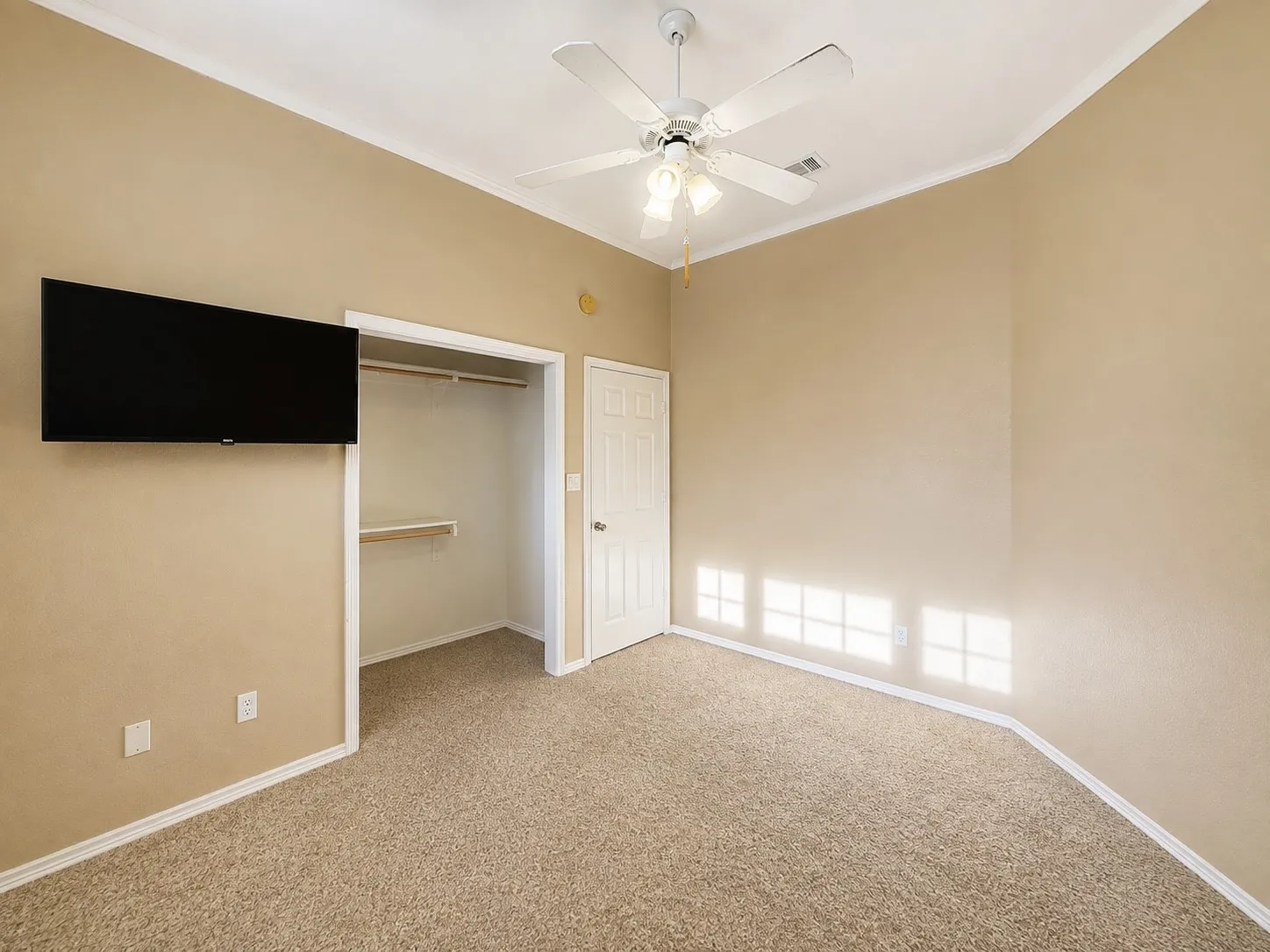 Single Family Residence For Sale in Kaufman County , 17506 Country Club Drive, Kemp, Texas 75143, 4 Bedroom, 2 Bathroom, 2 Garage spaces, 1,960 Sqft, built in 2000, mls#21347896, Real Estate Agent in Kemp, Homes For Sale in Kaufman county, Homes For Sale in Kemp, Realtor in Kemp Texas, Real Estate Brokerage Independent Realty Texas, Luminita Cordes Realtor