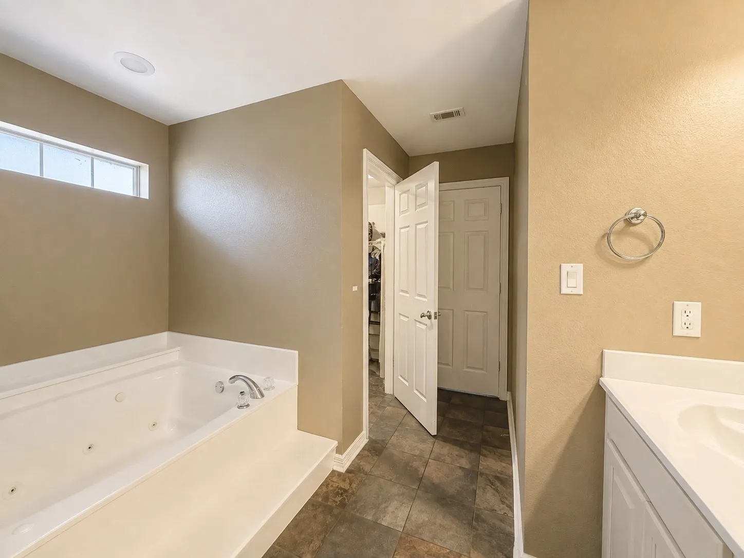 Single Family Residence For Sale in Kaufman County , 17506 Country Club Drive, Kemp, Texas 75143, 4 Bedroom, 2 Bathroom, 2 Garage spaces, 1,960 Sqft, built in 2000, mls#21347896, Real Estate Agent in Kemp, Homes For Sale in Kaufman county, Homes For Sale in Kemp, Realtor in Kemp Texas, Real Estate Brokerage Independent Realty Texas, Luminita Cordes Realtor