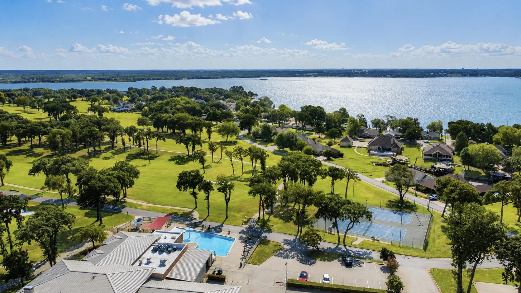 Single Family Residence For Sale in Kaufman County , 17506 Country Club Drive, Kemp, Texas 75143, 4 Bedroom, 2 Bathroom, 2 Garage spaces, 1,960 Sqft, built in 2000, mls#21347896, Real Estate Agent in Kemp, Homes For Sale in Kaufman county, Homes For Sale in Kemp, Realtor in Kemp Texas, Real Estate Brokerage Independent Realty Texas, Luminita Cordes Realtor