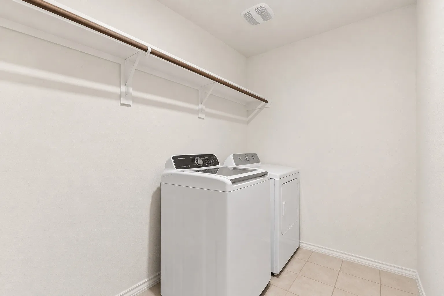 Single Family Residence For Rent in Rockwall County , 3319 Everly Drive, Fate, Texas 75189, 4 Bedroom, 2 Bathroom, 2 Garage spaces, 2,073 Sqft, built in 2019, mls#21345868, Real Estate Agent in Fate, Homes For Rent in Rockwall county, Homes For Rent in Fate, Realtor in Fate Texas, Real Estate Brokerage Independent Realty Texas, Luminita Cordes Realtor