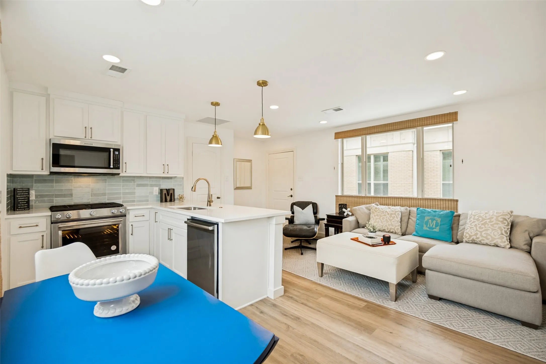 Condominium For Sale in Dallas County , 6126 Averill Way 211W, Dallas, Texas 75225, 1 Bedroom, 1 Bathroom, Garage spaces, 567 Sqft, built in 1964, mls#21304962, Real Estate Agent in Dallas, Homes For Sale in Dallas county, Homes For Sale in Dallas, Realtor in Dallas Texas, Real Estate Brokerage Independent Realty Texas, Luminita Cordes Realtor