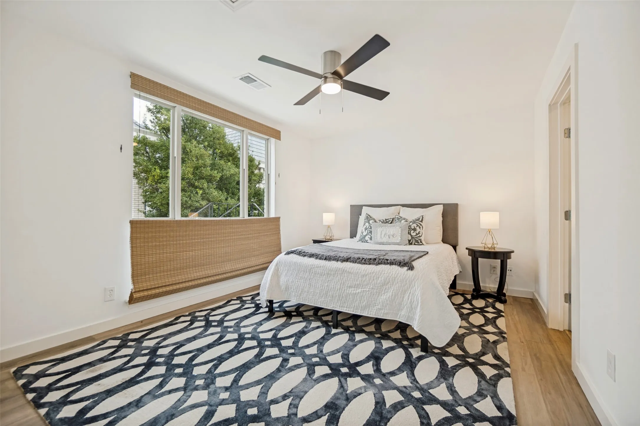 Condominium For Sale in Dallas County , 6126 Averill Way 211W, Dallas, Texas 75225, 1 Bedroom, 1 Bathroom, Garage spaces, 567 Sqft, built in 1964, mls#21304962, Real Estate Agent in Dallas, Homes For Sale in Dallas county, Homes For Sale in Dallas, Realtor in Dallas Texas, Real Estate Brokerage Independent Realty Texas, Luminita Cordes Realtor