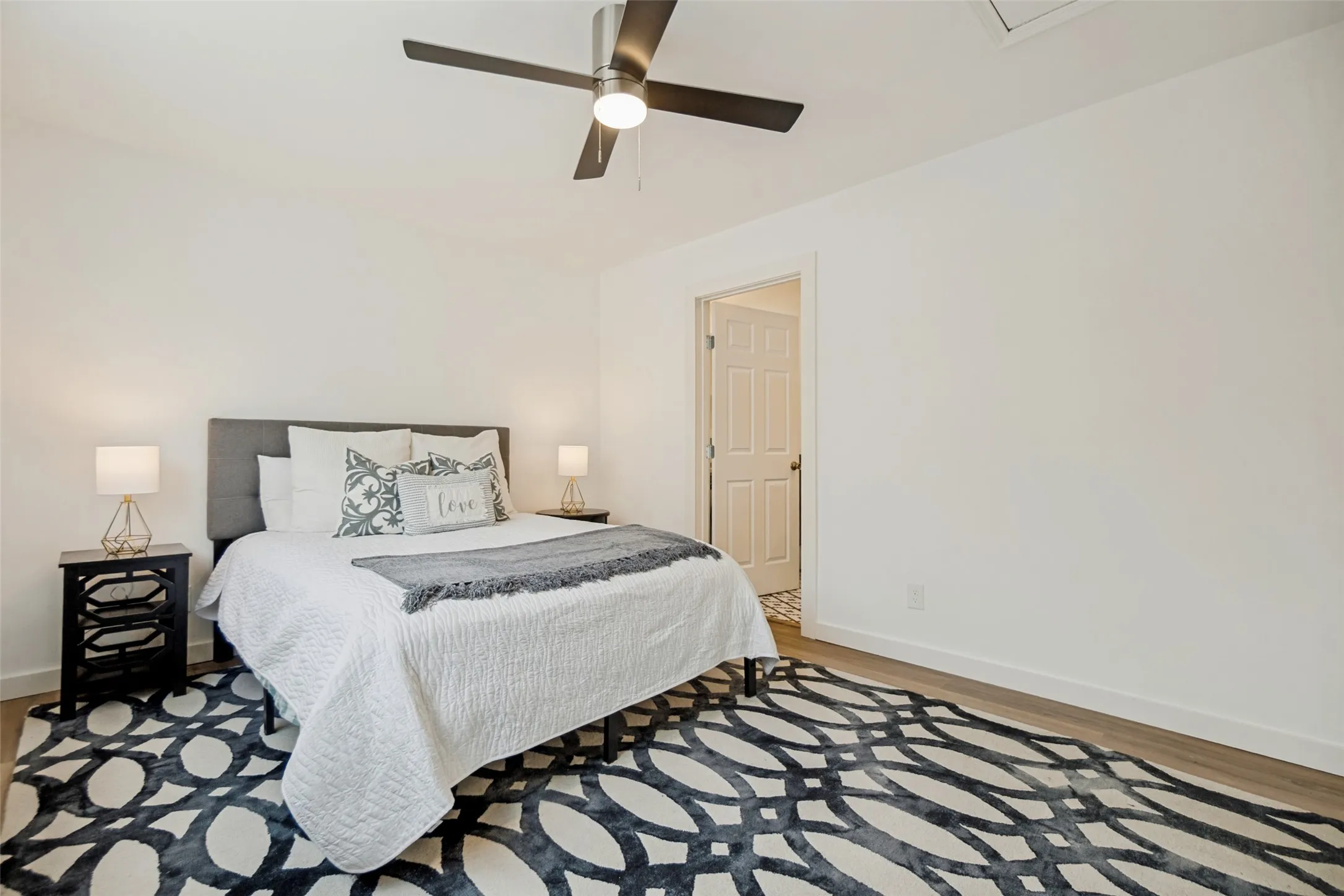 Condominium For Sale in Dallas County , 6126 Averill Way 211W, Dallas, Texas 75225, 1 Bedroom, 1 Bathroom, Garage spaces, 567 Sqft, built in 1964, mls#21304962, Real Estate Agent in Dallas, Homes For Sale in Dallas county, Homes For Sale in Dallas, Realtor in Dallas Texas, Real Estate Brokerage Independent Realty Texas, Luminita Cordes Realtor