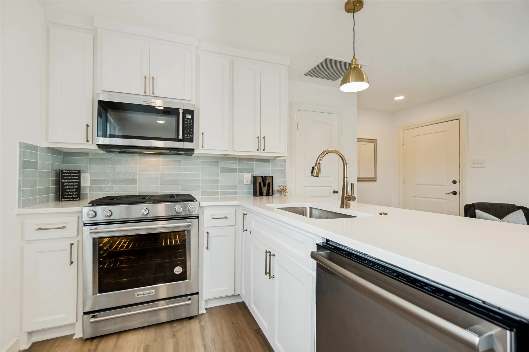 Condominium For Sale in Dallas County , 6126 Averill Way 211W, Dallas, Texas 75225, 1 Bedroom, 1 Bathroom, Garage spaces, 567 Sqft, built in 1964, mls#21304962, Real Estate Agent in Dallas, Homes For Sale in Dallas county, Homes For Sale in Dallas, Realtor in Dallas Texas, Real Estate Brokerage Independent Realty Texas, Luminita Cordes Realtor