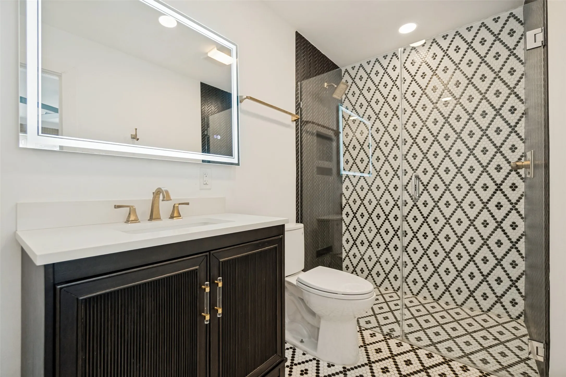 Condominium For Sale in Dallas County , 6126 Averill Way 211W, Dallas, Texas 75225, 1 Bedroom, 1 Bathroom, Garage spaces, 567 Sqft, built in 1964, mls#21304962, Real Estate Agent in Dallas, Homes For Sale in Dallas county, Homes For Sale in Dallas, Realtor in Dallas Texas, Real Estate Brokerage Independent Realty Texas, Luminita Cordes Realtor