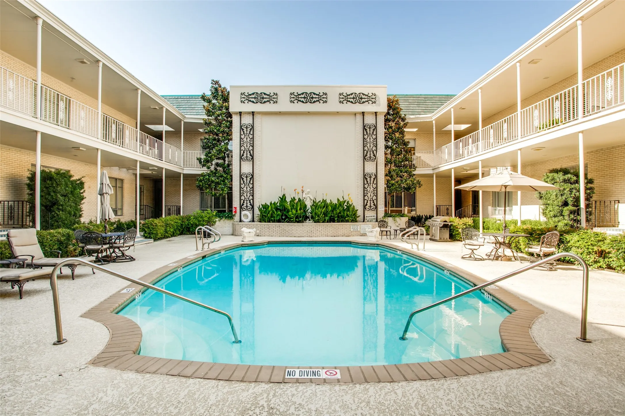 Condominium For Sale in Dallas County , 6126 Averill Way 211W, Dallas, Texas 75225, 1 Bedroom, 1 Bathroom, Garage spaces, 567 Sqft, built in 1964, mls#21304962, Real Estate Agent in Dallas, Homes For Sale in Dallas county, Homes For Sale in Dallas, Realtor in Dallas Texas, Real Estate Brokerage Independent Realty Texas, Luminita Cordes Realtor