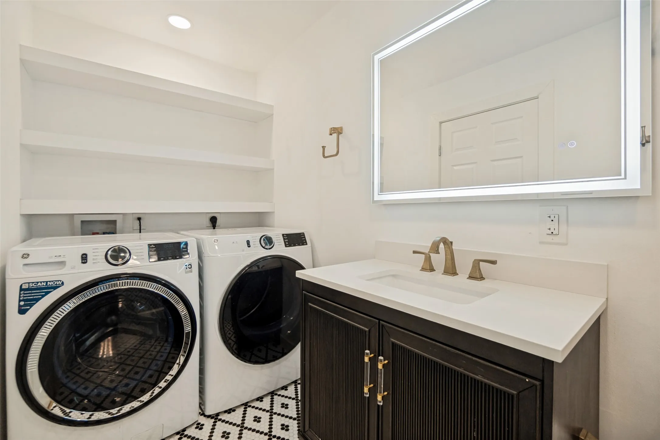 Condominium For Sale in Dallas County , 6126 Averill Way 211W, Dallas, Texas 75225, 1 Bedroom, 1 Bathroom, Garage spaces, 567 Sqft, built in 1964, mls#21304962, Real Estate Agent in Dallas, Homes For Sale in Dallas county, Homes For Sale in Dallas, Realtor in Dallas Texas, Real Estate Brokerage Independent Realty Texas, Luminita Cordes Realtor