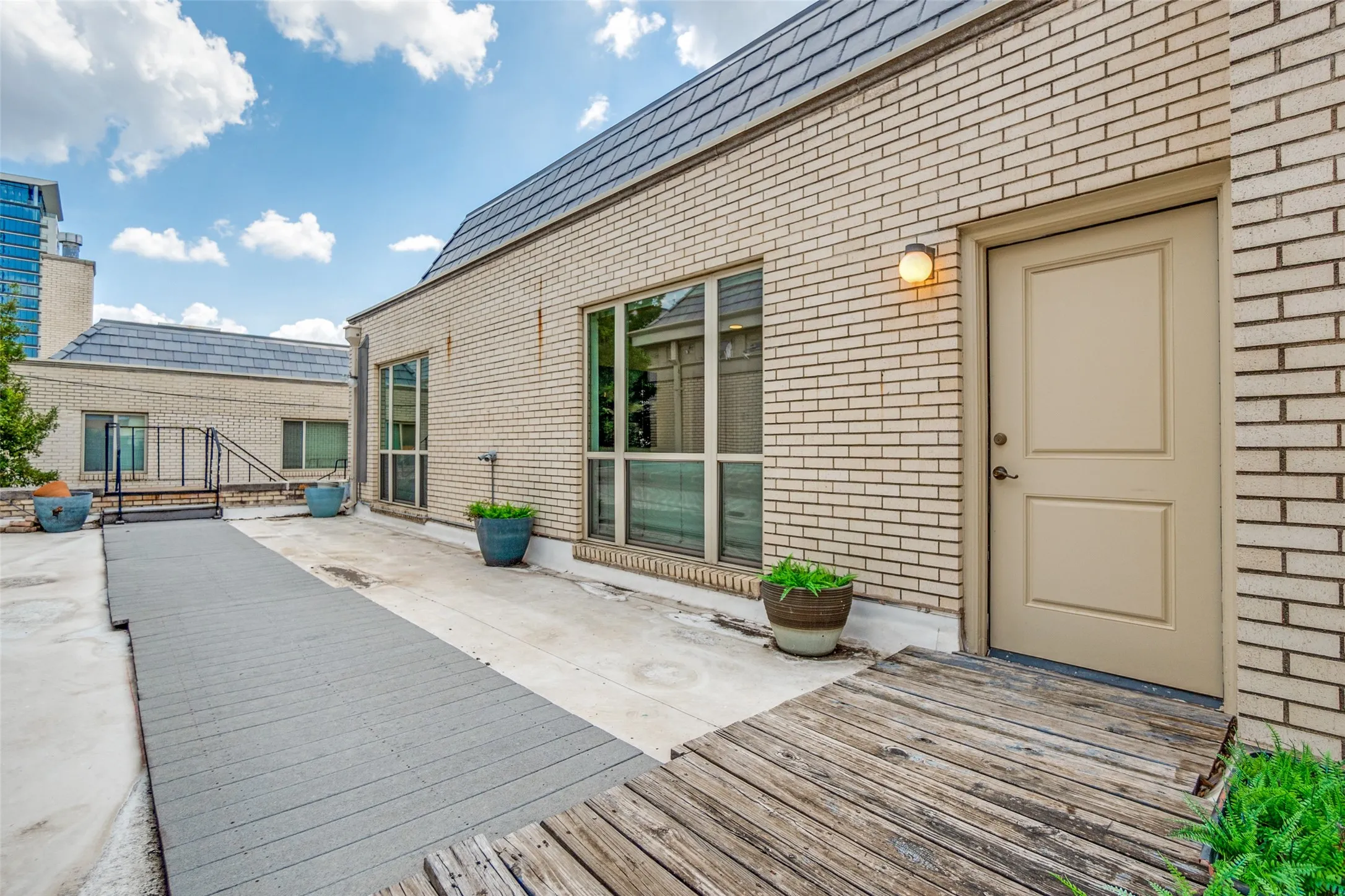Condominium For Sale in Dallas County , 6126 Averill Way 211W, Dallas, Texas 75225, 1 Bedroom, 1 Bathroom, Garage spaces, 567 Sqft, built in 1964, mls#21304962, Real Estate Agent in Dallas, Homes For Sale in Dallas county, Homes For Sale in Dallas, Realtor in Dallas Texas, Real Estate Brokerage Independent Realty Texas, Luminita Cordes Realtor