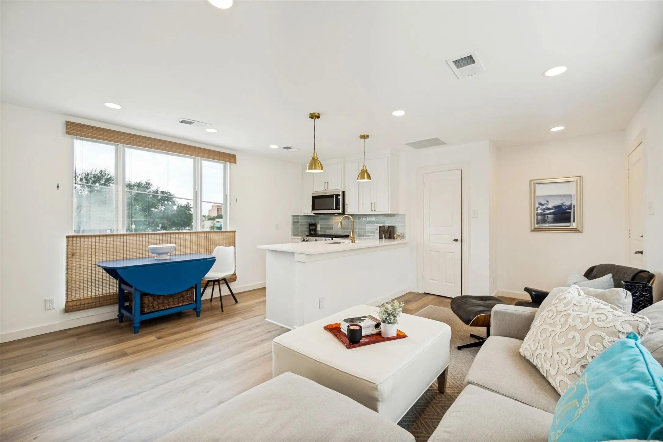 Condominium For Sale in Dallas County , 6126 Averill Way 211W, Dallas, Texas 75225, 1 Bedroom, 1 Bathroom, Garage spaces, 567 Sqft, built in 1964, mls#21304962, Real Estate Agent in Dallas, Homes For Sale in Dallas county, Homes For Sale in Dallas, Realtor in Dallas Texas, Real Estate Brokerage Independent Realty Texas, Luminita Cordes Realtor