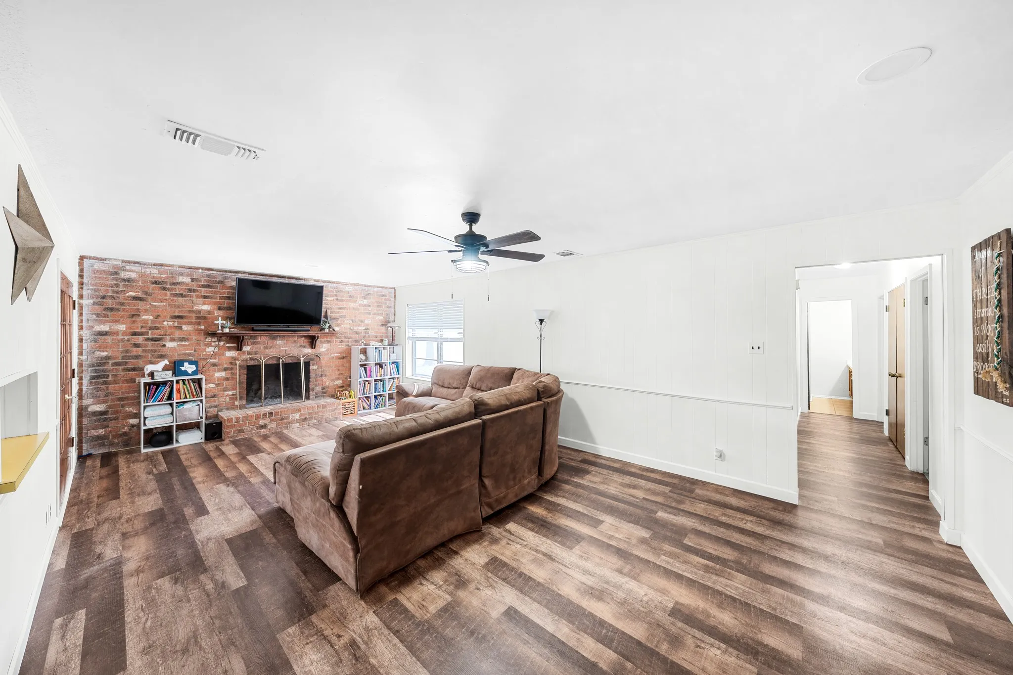 Single Family Residence For Sale in Hopkins County , 2767 County Road 1112, Brashear, Texas 75420, 3 Bedroom, 3 Bathroom, 2 Garage spaces, 1,961 Sqft, built in 1977, mls#21347897, Real Estate Agent in Brashear, Homes For Sale in Hopkins county, Homes For Sale in Brashear, Realtor in Brashear Texas, Real Estate Brokerage Independent Realty Texas, Luminita Cordes Realtor