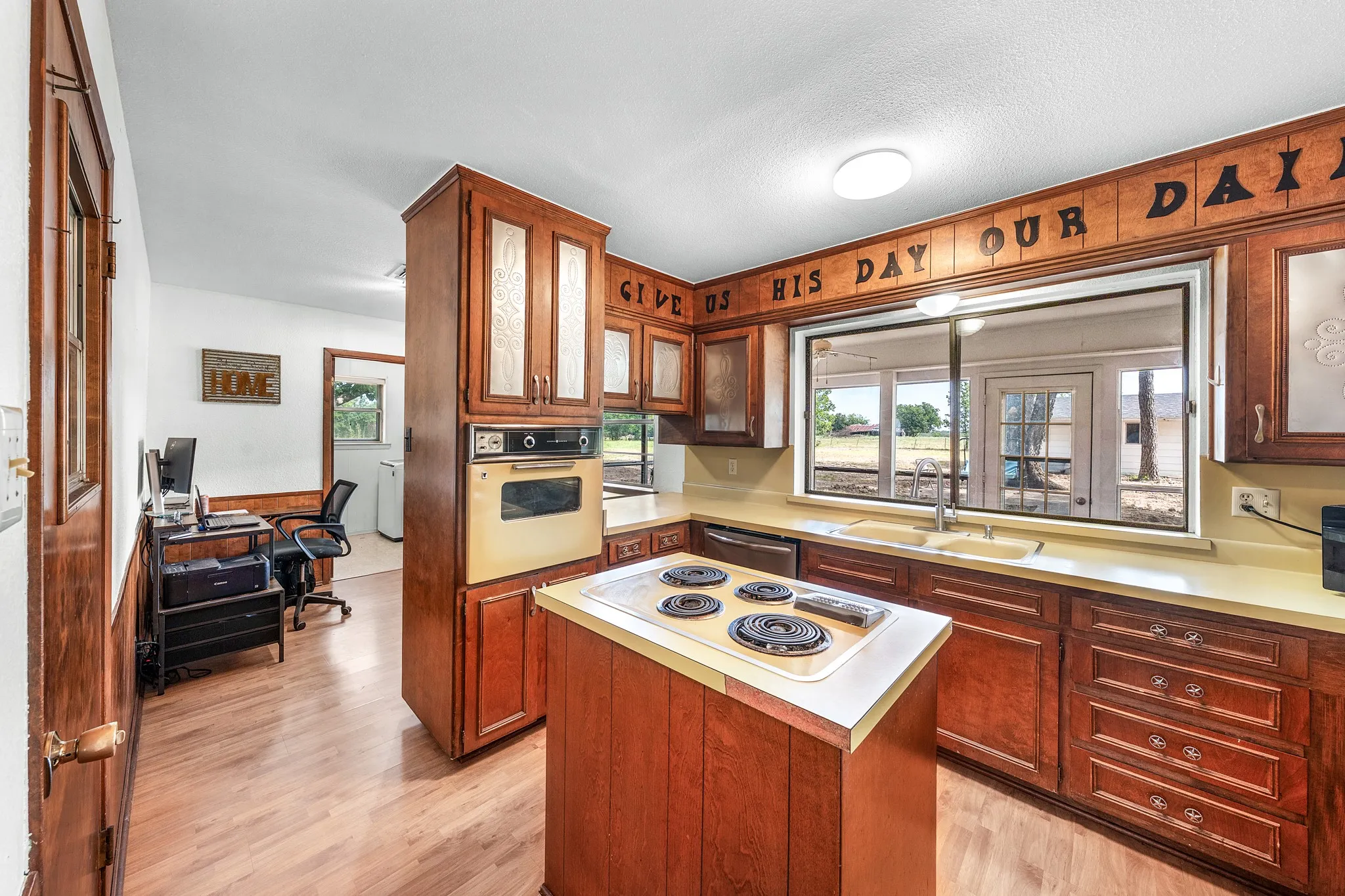 Single Family Residence For Sale in Hopkins County , 2767 County Road 1112, Brashear, Texas 75420, 3 Bedroom, 3 Bathroom, 2 Garage spaces, 1,961 Sqft, built in 1977, mls#21347897, Real Estate Agent in Brashear, Homes For Sale in Hopkins county, Homes For Sale in Brashear, Realtor in Brashear Texas, Real Estate Brokerage Independent Realty Texas, Luminita Cordes Realtor