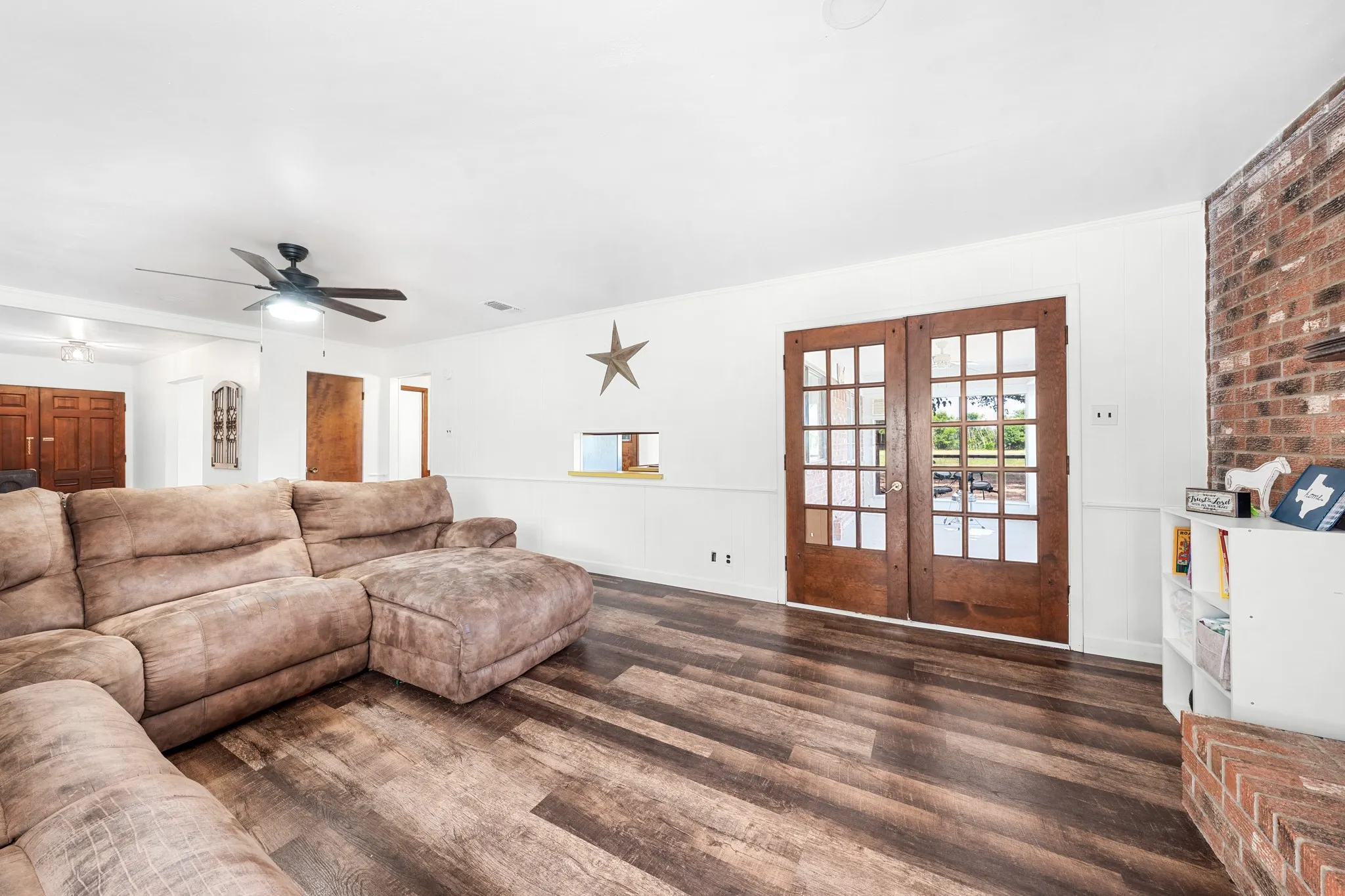 Single Family Residence For Sale in Hopkins County , 2767 County Road 1112, Brashear, Texas 75420, 3 Bedroom, 3 Bathroom, 2 Garage spaces, 1,961 Sqft, built in 1977, mls#21347897, Real Estate Agent in Brashear, Homes For Sale in Hopkins county, Homes For Sale in Brashear, Realtor in Brashear Texas, Real Estate Brokerage Independent Realty Texas, Luminita Cordes Realtor