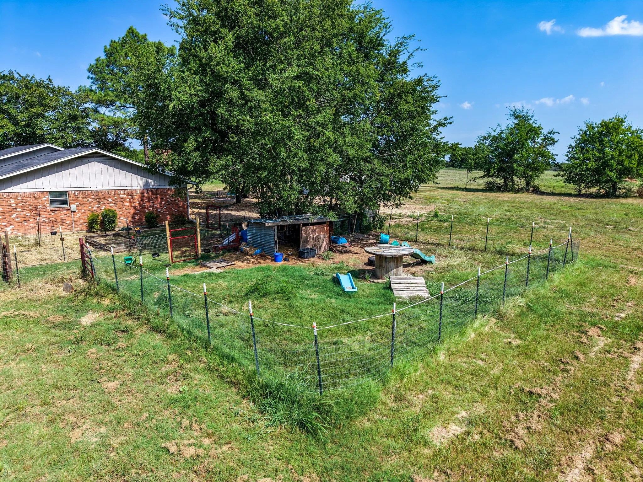 Single Family Residence For Sale in Hopkins County , 2767 County Road 1112, Brashear, Texas 75420, 3 Bedroom, 3 Bathroom, 2 Garage spaces, 1,961 Sqft, built in 1977, mls#21347897, Real Estate Agent in Brashear, Homes For Sale in Hopkins county, Homes For Sale in Brashear, Realtor in Brashear Texas, Real Estate Brokerage Independent Realty Texas, Luminita Cordes Realtor