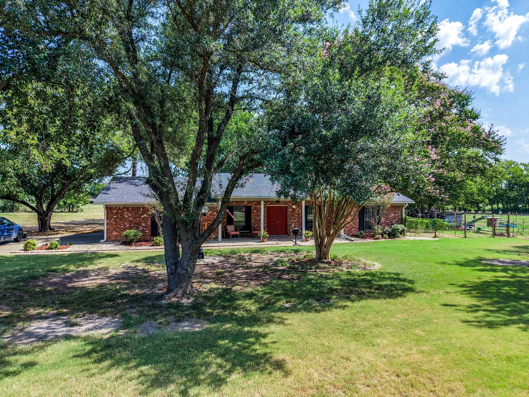 Single Family Residence For Sale in Hopkins County , 2767 County Road 1112, Brashear, Texas 75420, 3 Bedroom, 3 Bathroom, 2 Garage spaces, 1,961 Sqft, built in 1977, mls#21347897, Real Estate Agent in Brashear, Homes For Sale in Hopkins county, Homes For Sale in Brashear, Realtor in Brashear Texas, Real Estate Brokerage Independent Realty Texas, Luminita Cordes Realtor