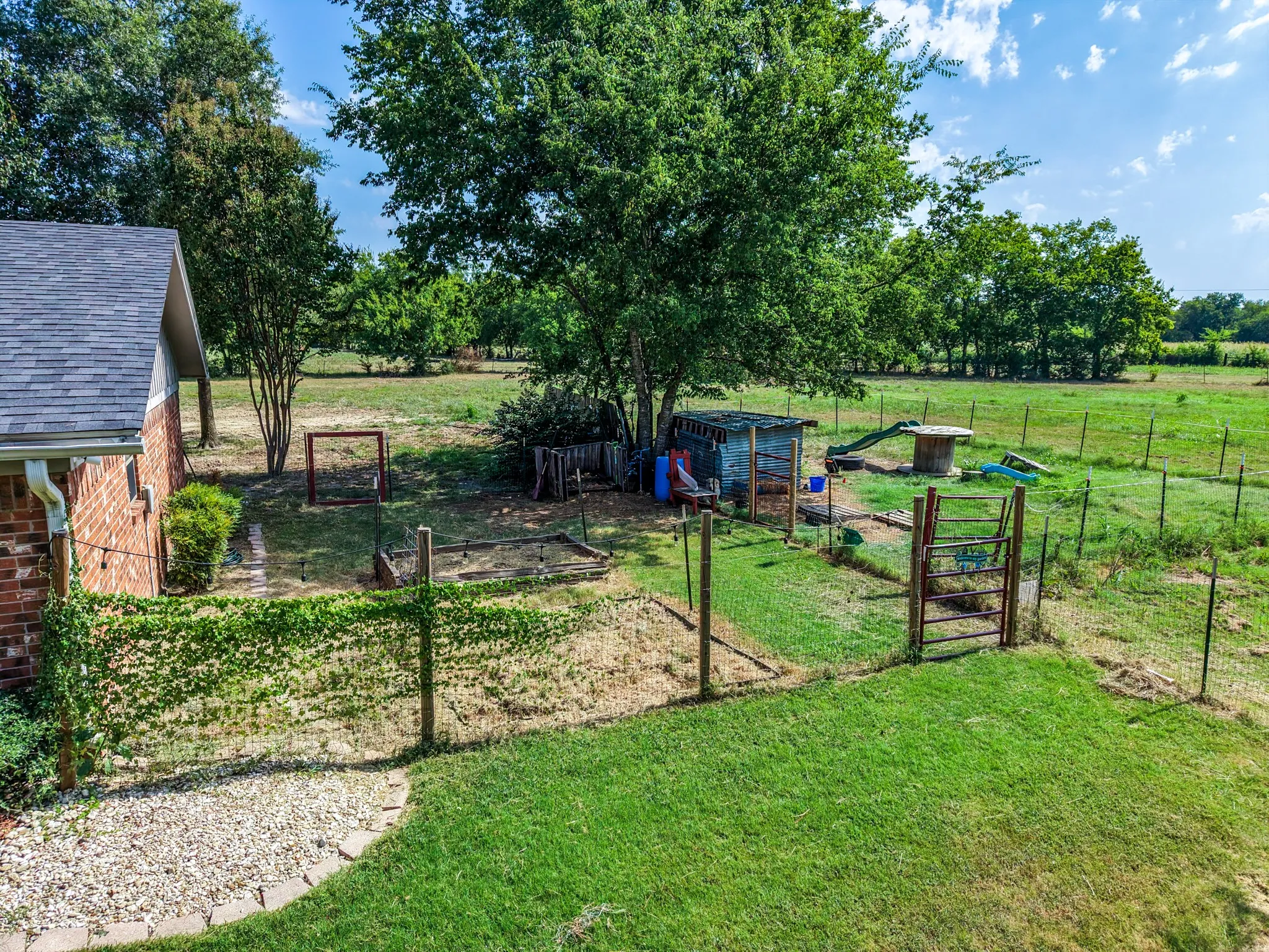 Single Family Residence For Sale in Hopkins County , 2767 County Road 1112, Brashear, Texas 75420, 3 Bedroom, 3 Bathroom, 2 Garage spaces, 1,961 Sqft, built in 1977, mls#21347897, Real Estate Agent in Brashear, Homes For Sale in Hopkins county, Homes For Sale in Brashear, Realtor in Brashear Texas, Real Estate Brokerage Independent Realty Texas, Luminita Cordes Realtor