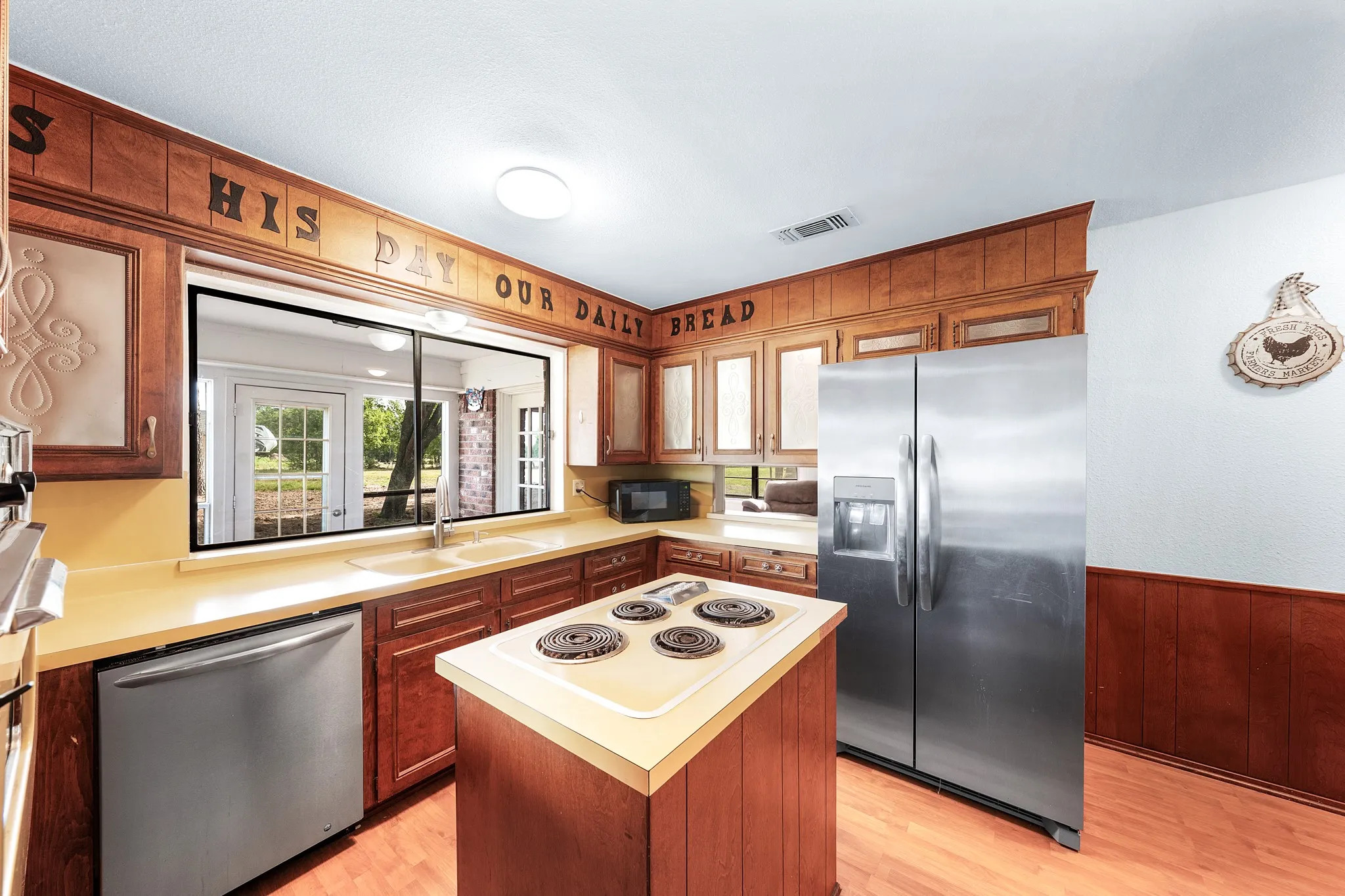Single Family Residence For Sale in Hopkins County , 2767 County Road 1112, Brashear, Texas 75420, 3 Bedroom, 3 Bathroom, 2 Garage spaces, 1,961 Sqft, built in 1977, mls#21347897, Real Estate Agent in Brashear, Homes For Sale in Hopkins county, Homes For Sale in Brashear, Realtor in Brashear Texas, Real Estate Brokerage Independent Realty Texas, Luminita Cordes Realtor