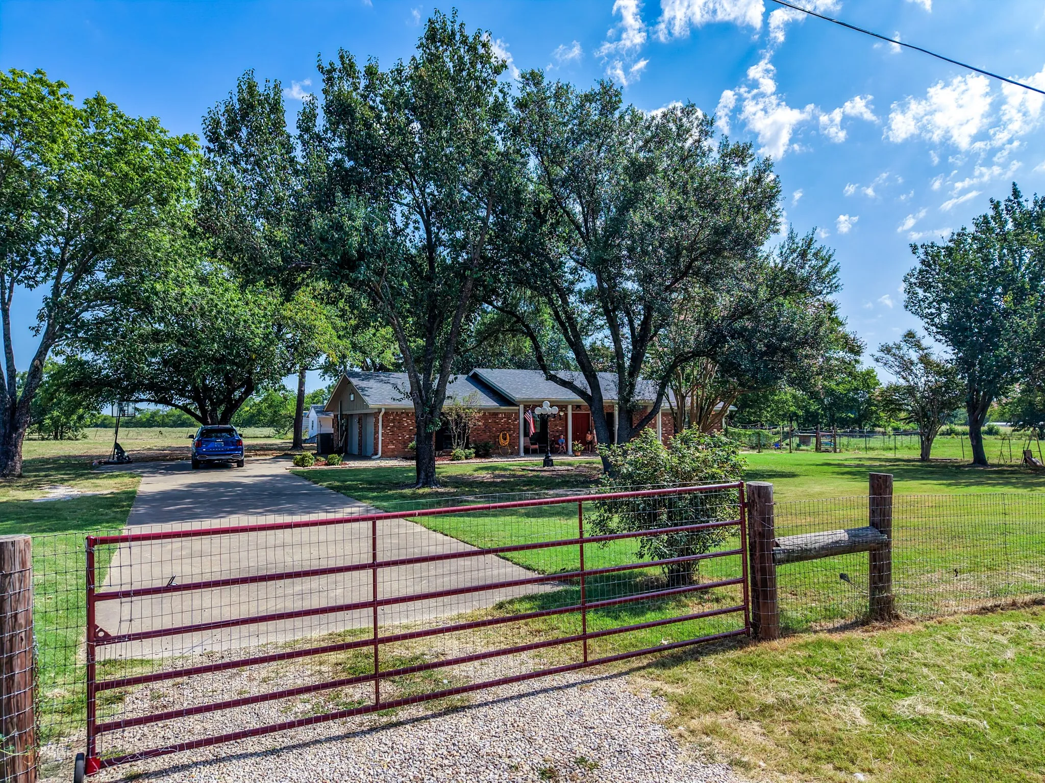 Single Family Residence For Sale in Hopkins County , 2767 County Road 1112, Brashear, Texas 75420, 3 Bedroom, 3 Bathroom, 2 Garage spaces, 1,961 Sqft, built in 1977, mls#21347897, Real Estate Agent in Brashear, Homes For Sale in Hopkins county, Homes For Sale in Brashear, Realtor in Brashear Texas, Real Estate Brokerage Independent Realty Texas, Luminita Cordes Realtor