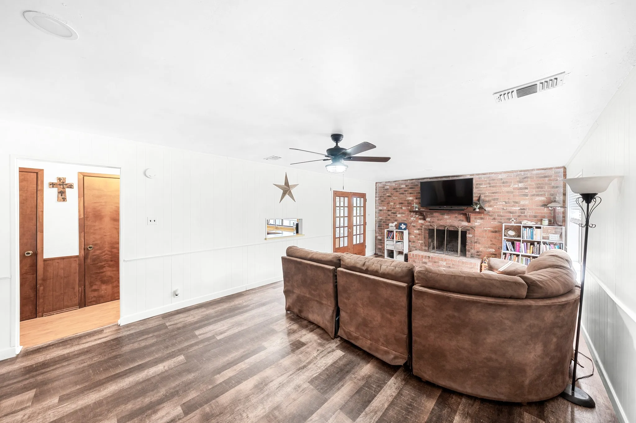 Single Family Residence For Sale in Hopkins County , 2767 County Road 1112, Brashear, Texas 75420, 3 Bedroom, 3 Bathroom, 2 Garage spaces, 1,961 Sqft, built in 1977, mls#21347897, Real Estate Agent in Brashear, Homes For Sale in Hopkins county, Homes For Sale in Brashear, Realtor in Brashear Texas, Real Estate Brokerage Independent Realty Texas, Luminita Cordes Realtor