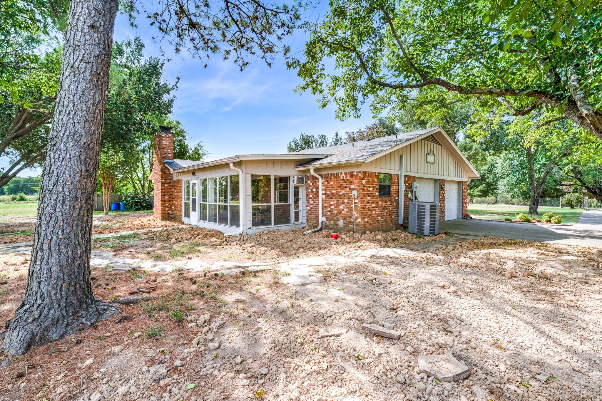 Single Family Residence For Sale in Hopkins County , 2767 County Road 1112, Brashear, Texas 75420, 3 Bedroom, 3 Bathroom, 2 Garage spaces, 1,961 Sqft, built in 1977, mls#21347897, Real Estate Agent in Brashear, Homes For Sale in Hopkins county, Homes For Sale in Brashear, Realtor in Brashear Texas, Real Estate Brokerage Independent Realty Texas, Luminita Cordes Realtor