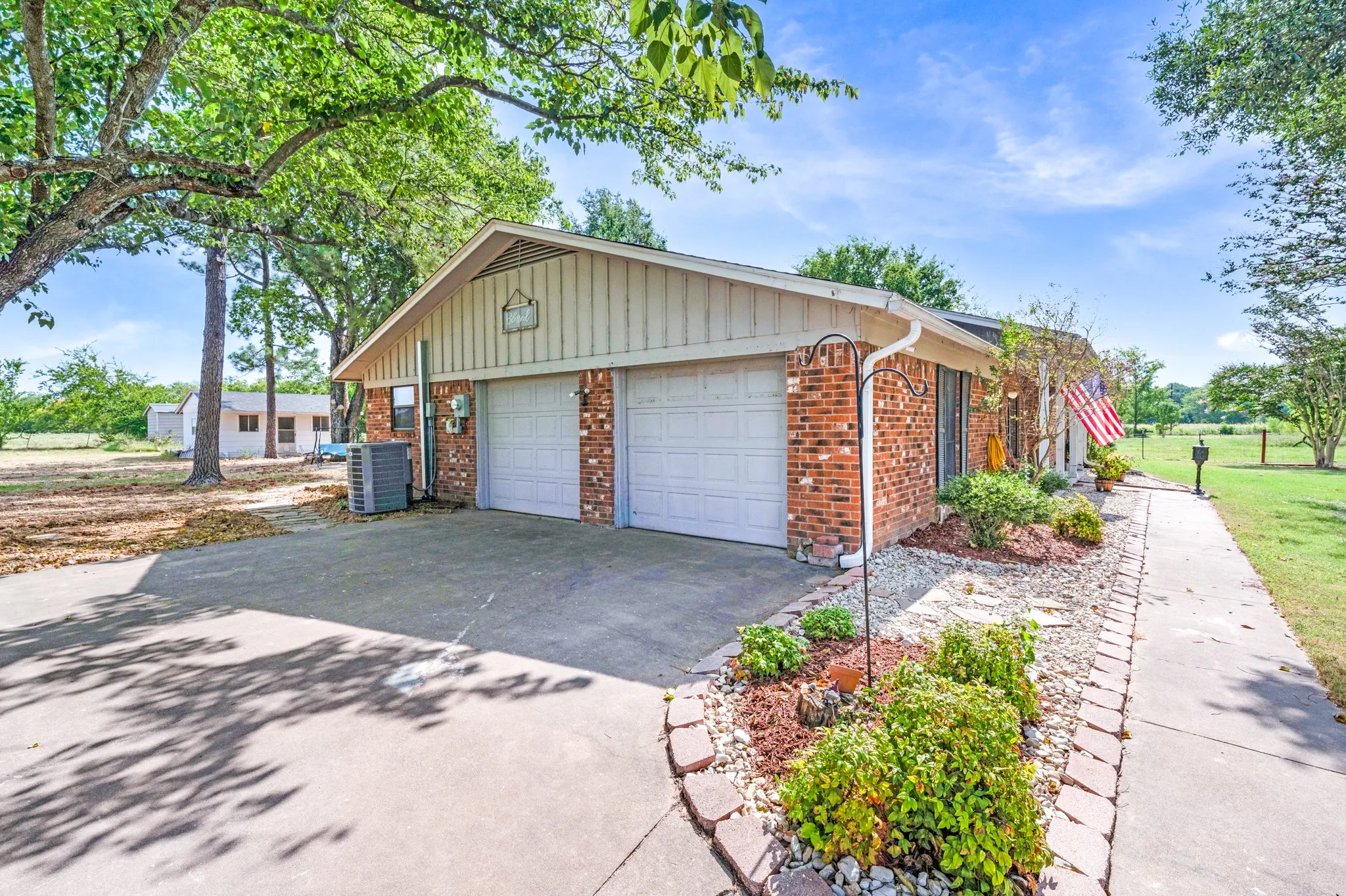Single Family Residence For Sale in Hopkins County , 2767 County Road 1112, Brashear, Texas 75420, 3 Bedroom, 3 Bathroom, 2 Garage spaces, 1,961 Sqft, built in 1977, mls#21347897, Real Estate Agent in Brashear, Homes For Sale in Hopkins county, Homes For Sale in Brashear, Realtor in Brashear Texas, Real Estate Brokerage Independent Realty Texas, Luminita Cordes Realtor