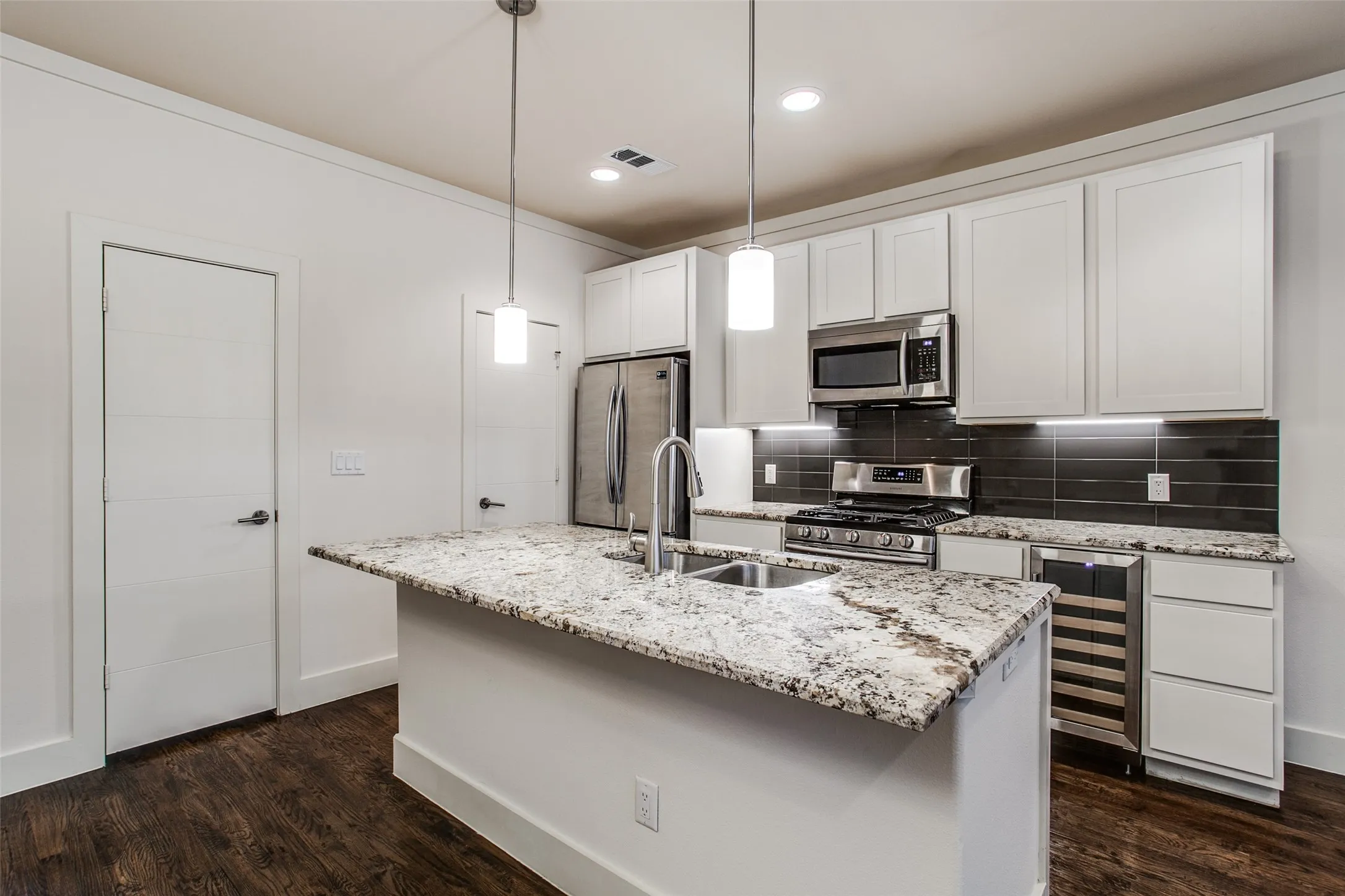 Townhouse For Rent in Dallas County , 4316 Hartford Street 6, Dallas, Texas 75219, 2 Bedroom, 3 Bathroom, 2 Garage spaces, 1,394 Sqft, built in 2019, mls#21337506, Real Estate Agent in Dallas, Homes For Rent in Dallas county, Homes For Rent in Dallas, Realtor in Dallas Texas, Real Estate Brokerage Independent Realty Texas, Luminita Cordes Realtor