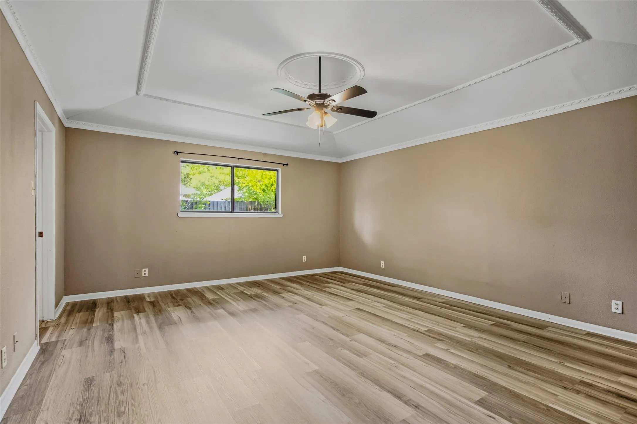 Tray ceiling with decorative molding and center medallion