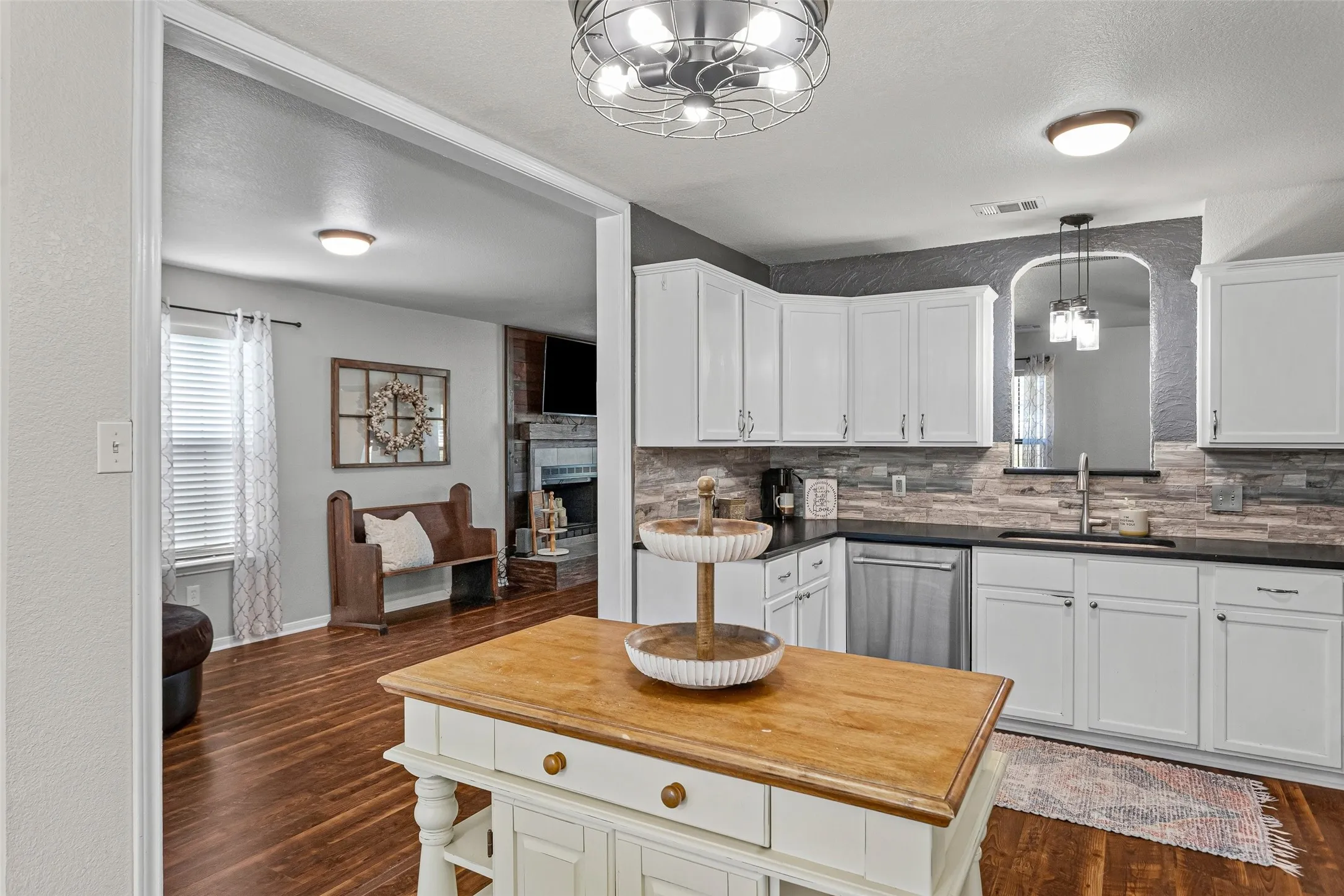 Single Family Residence For Sale in Hood County , 7719 Prairie Creek Lane, Tolar, Texas 76476, 4 Bedroom, 3 Bathroom, Garage spaces, 2,437 Sqft, built in 2002, mls#21347948, Real Estate Agent in Tolar, Homes For Sale in Hood county, Homes For Sale in Tolar, Realtor in Tolar Texas, Real Estate Brokerage Independent Realty Texas, Luminita Cordes Realtor