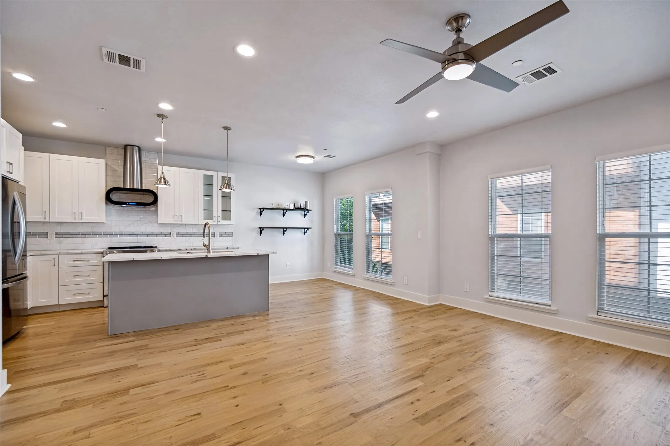 Townhouse For Rent in Dallas County , 2318 Stutz Drive C4, Dallas, Texas 75235, 3 Bedroom, 3 Bathroom, 2 Garage spaces, 1,798 Sqft, built in 2017, mls#21347959, Real Estate Agent in Dallas, Homes For Rent in Dallas county, Homes For Rent in Dallas, Realtor in Dallas Texas, Real Estate Brokerage Independent Realty Texas, Luminita Cordes Realtor