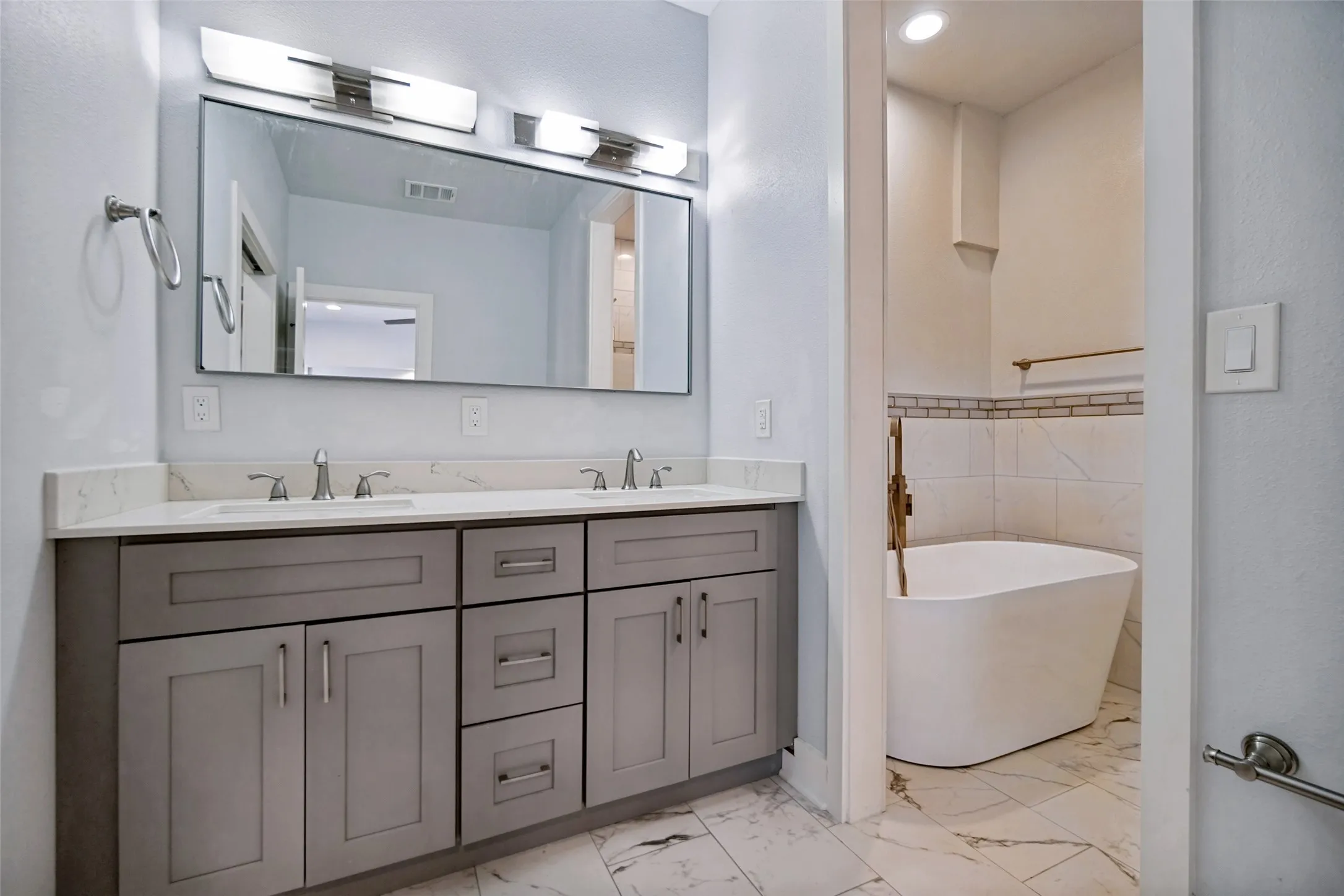 Townhouse For Rent in Dallas County , 2318 Stutz Drive C4, Dallas, Texas 75235, 3 Bedroom, 3 Bathroom, 2 Garage spaces, 1,798 Sqft, built in 2017, mls#21347959, Real Estate Agent in Dallas, Homes For Rent in Dallas county, Homes For Rent in Dallas, Realtor in Dallas Texas, Real Estate Brokerage Independent Realty Texas, Luminita Cordes Realtor